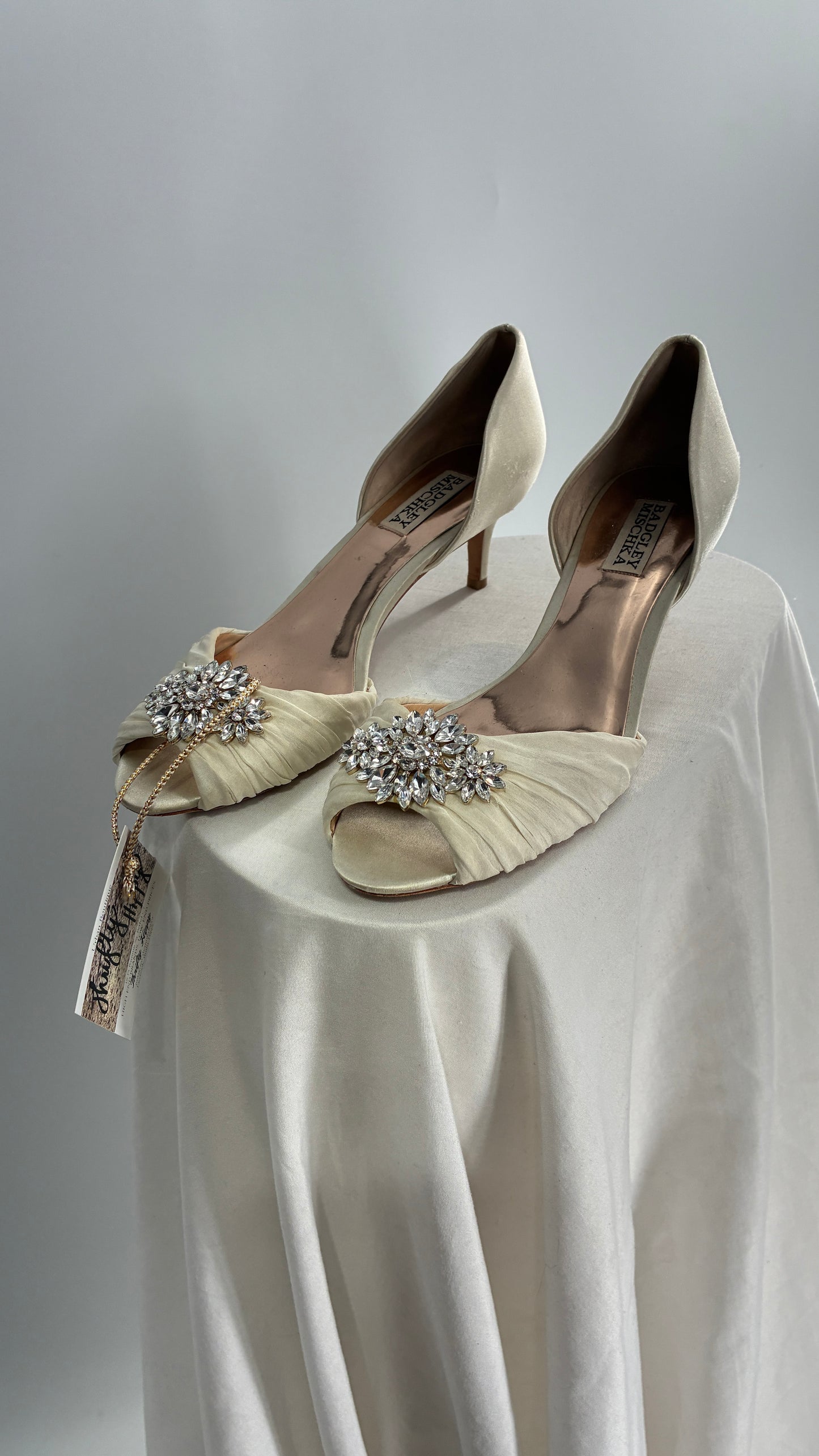 Badgley Mischka Ivory Satin Peep Toe Kitten Heel with Crystal Broche (8)
