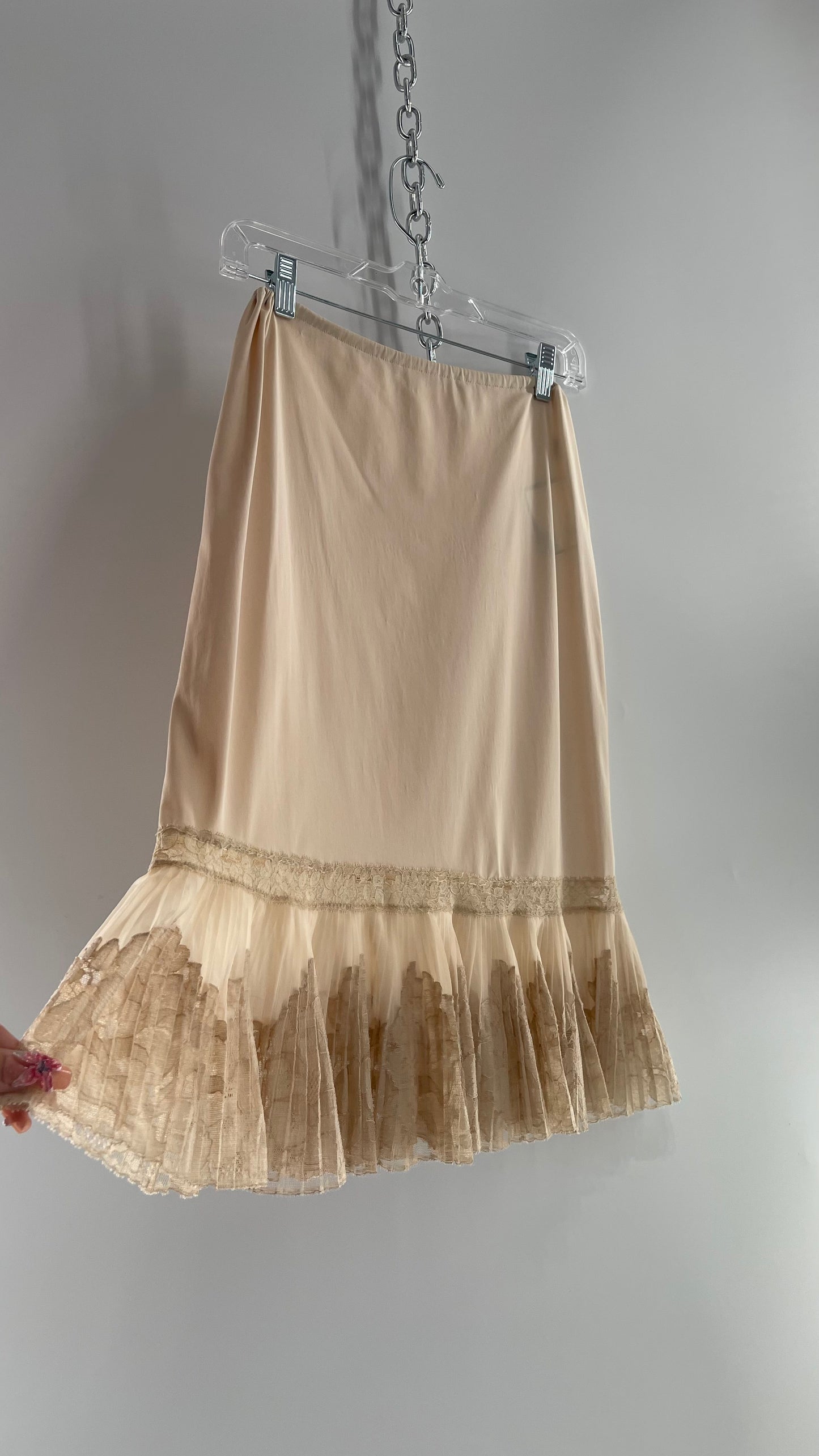 Vintage 1960s Beige Mídi Petty Skirt with Pleated Lace Hem Detail (Small)