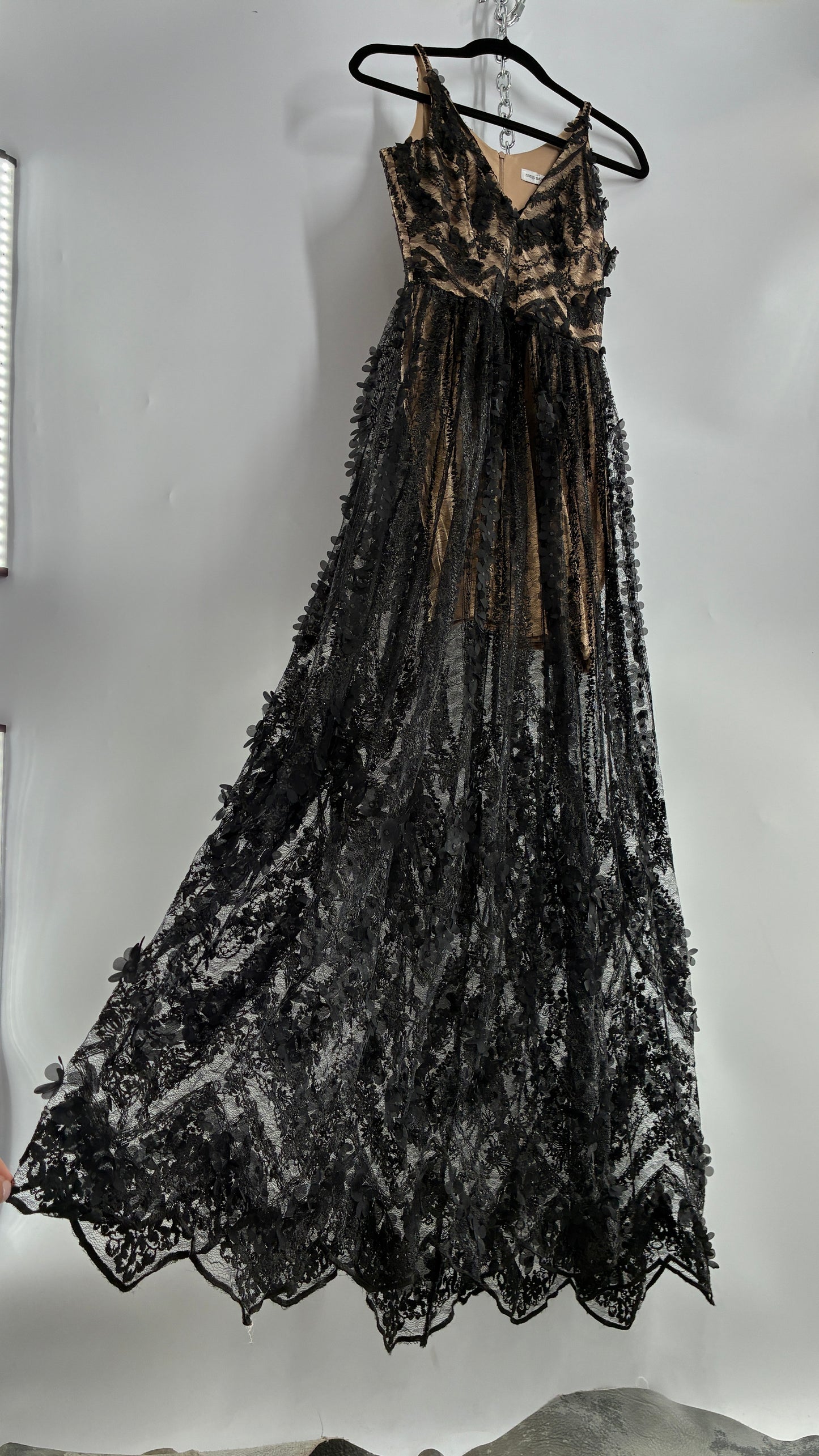 DRESS THE POPULATION Nude Underlay Black 3D Floral Lace Appliqué Overlay Dress (Small)