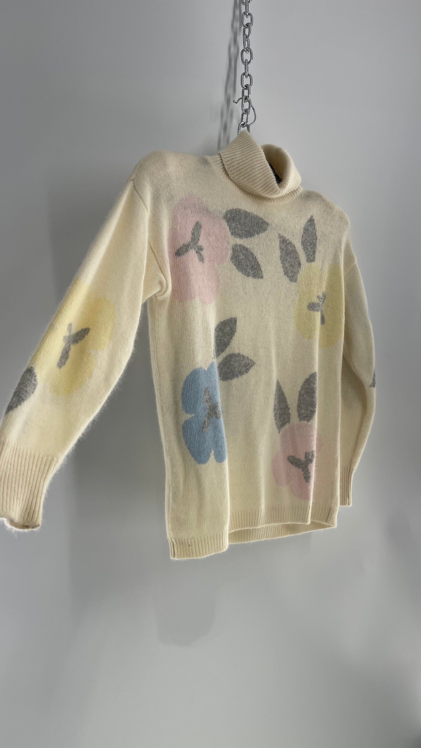 Vintage Liz Claiborne Off White Floral Turtle Neck 60% Lambs Wool and 20% Angora Rabbit Hair (Small)