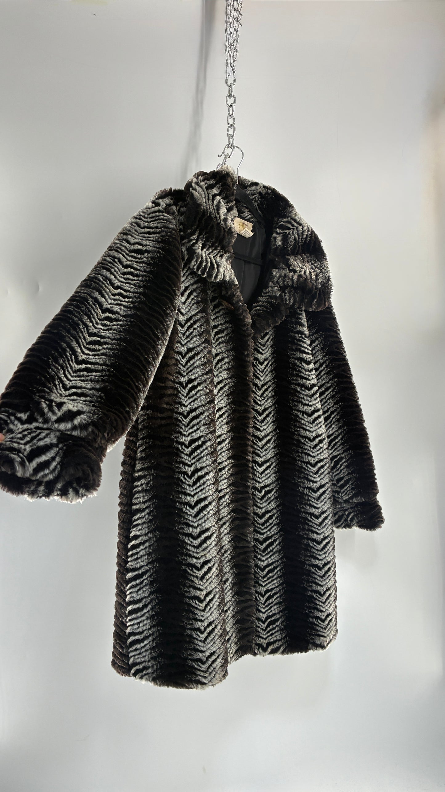 Vintage NOVA Gray and Black Herringbone Patterned Faux Fur Coat (Large)