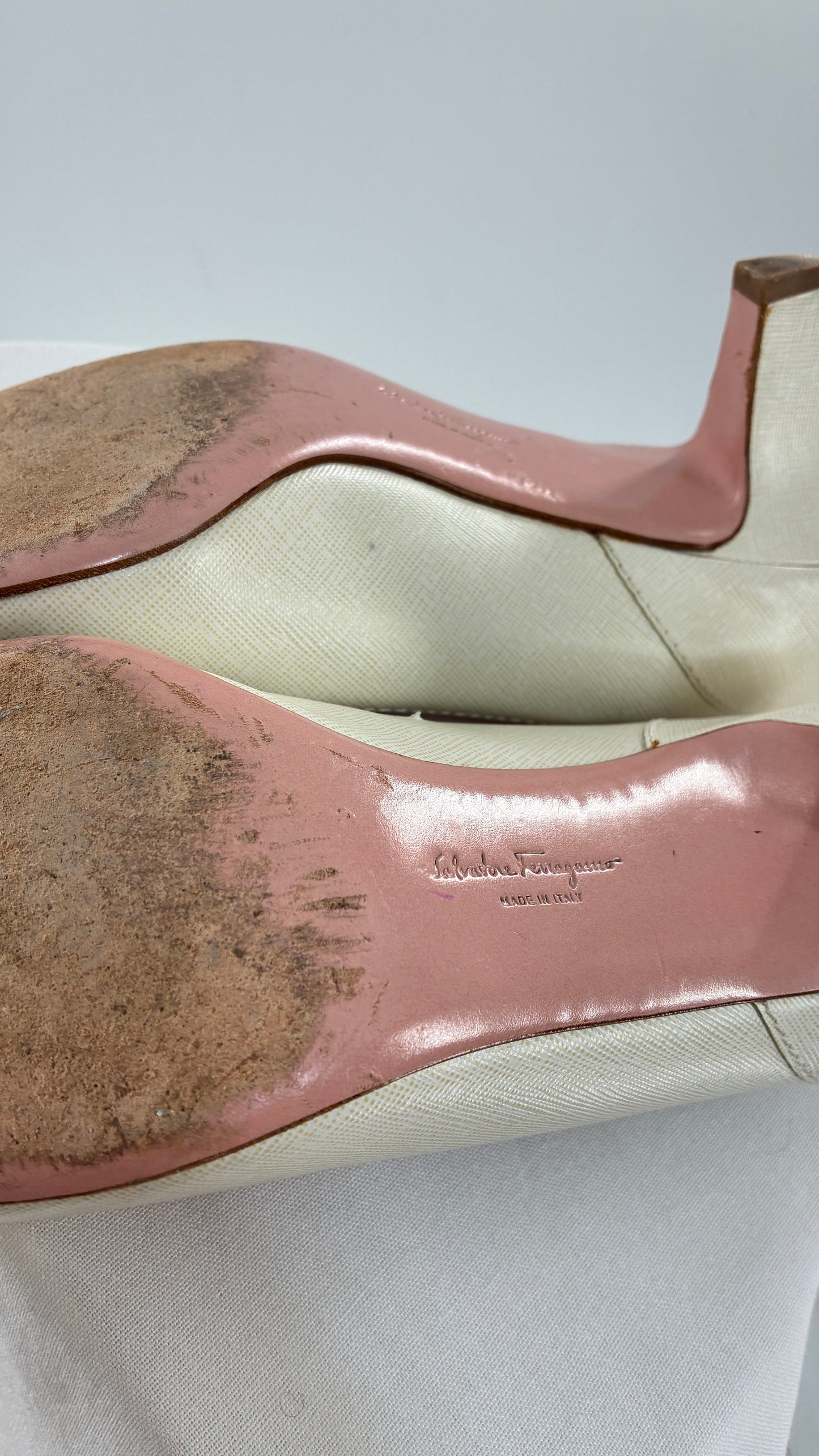 Vintage SALVATORE FERRAGAMO Magnolia White Kitten Heel (11)