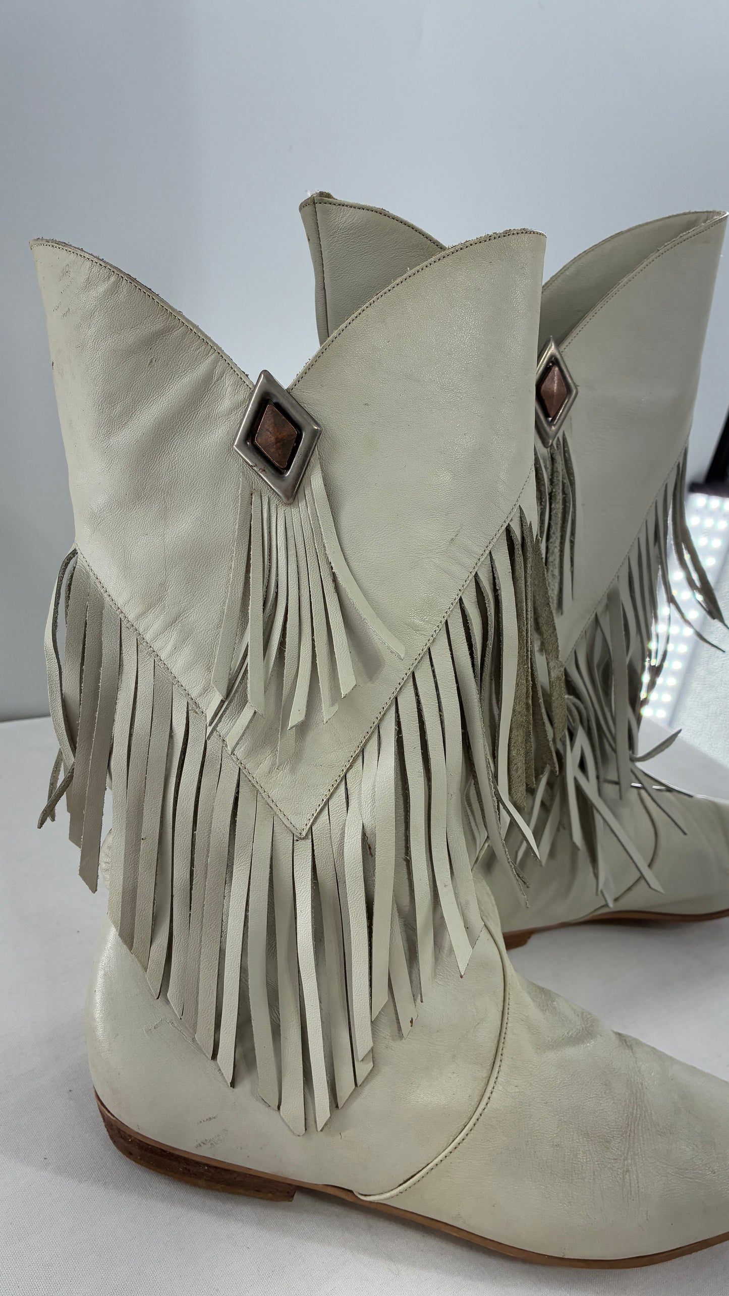 LJ SIMONE NEW YORK Off White, Slouchy Genuine Leather Fringed Boots (6.5)