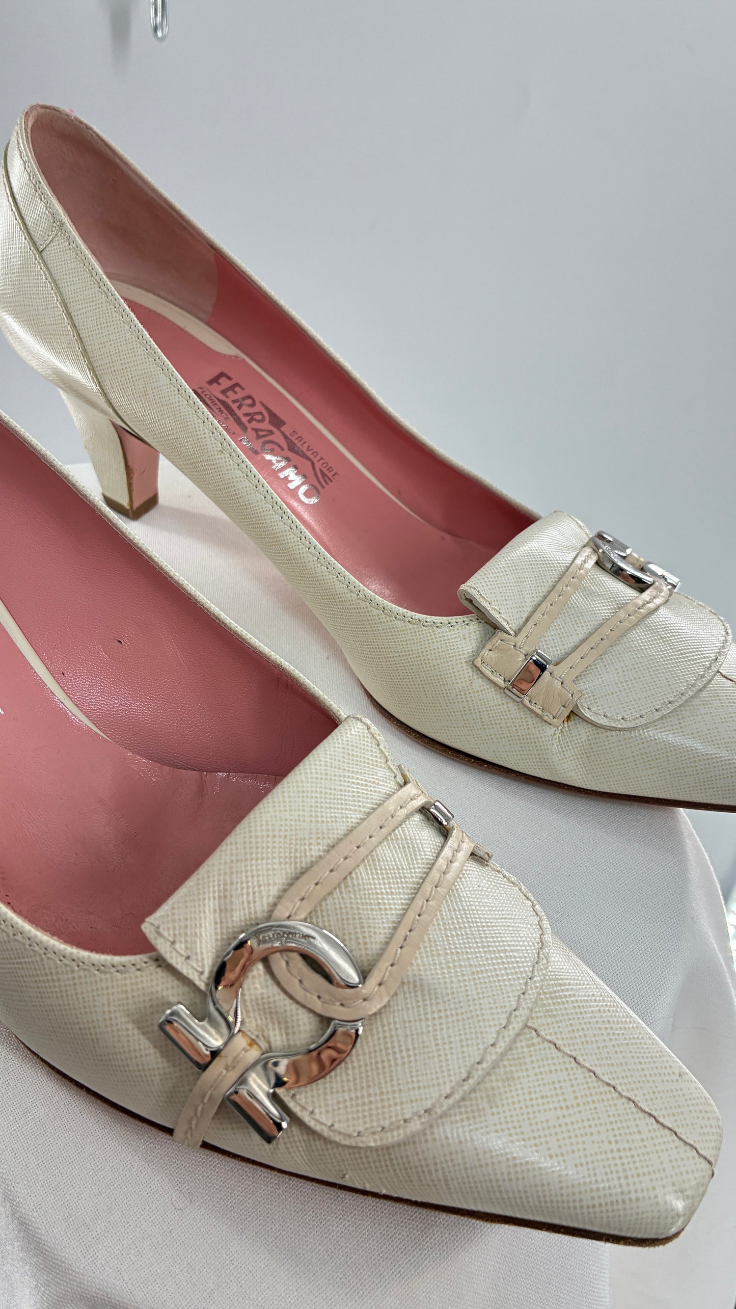 Vintage SALVATORE FERRAGAMO Magnolia White Kitten Heel (11)