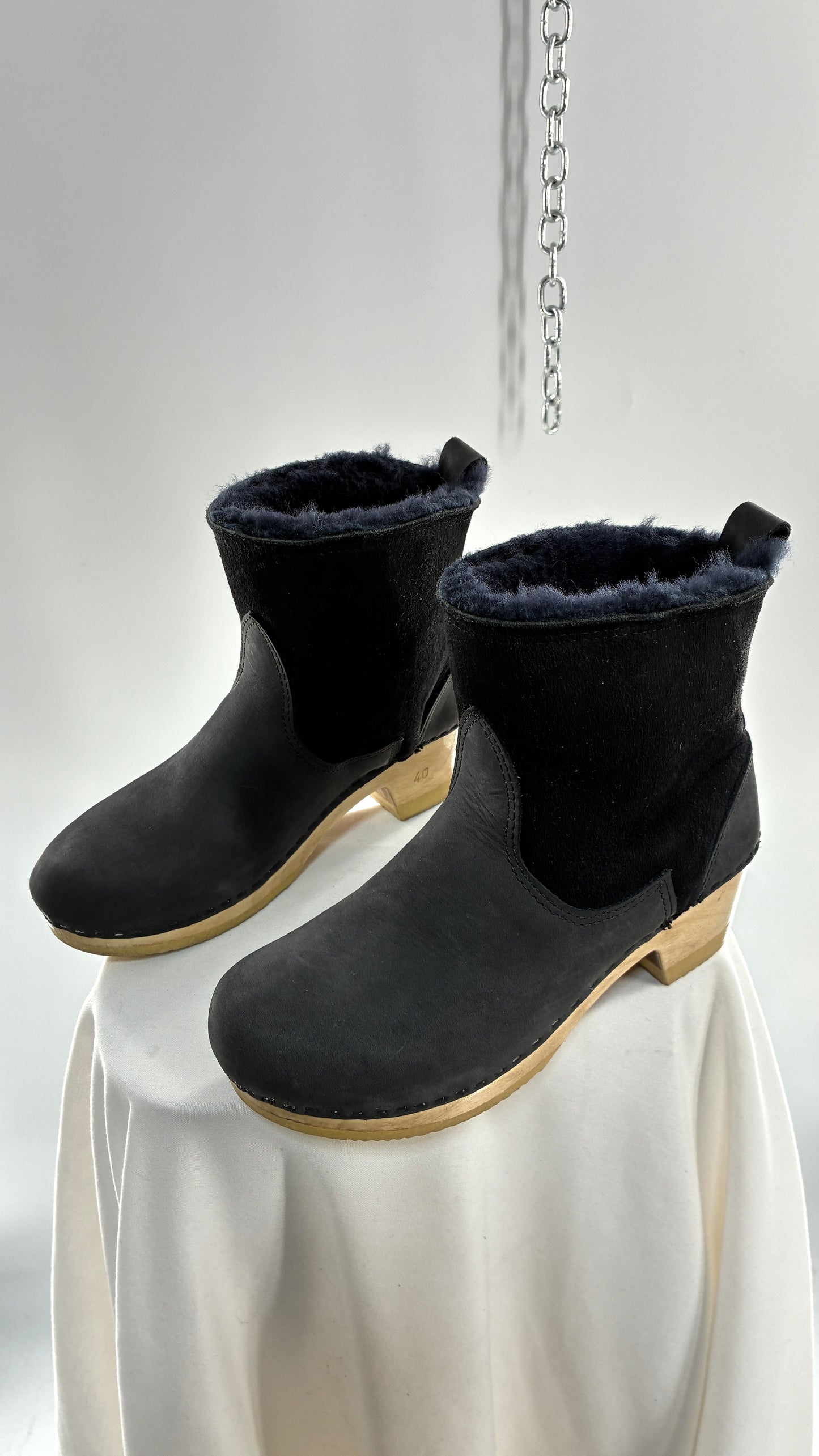 Vintage SVEN Black Leather Clog Boot with Sherpa Lining (40)