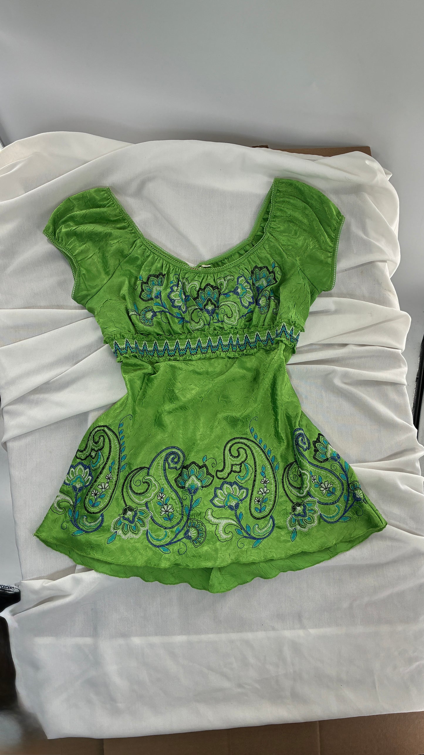Vintage HEART SOUL Green Fully Embroidered Tie Back Puff Sleeve Top (Large)