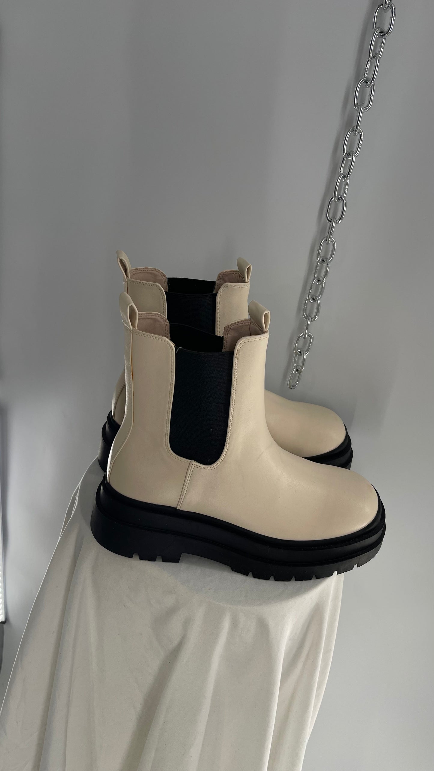 Urban Outfitters Off White Chelsea Boot (9)