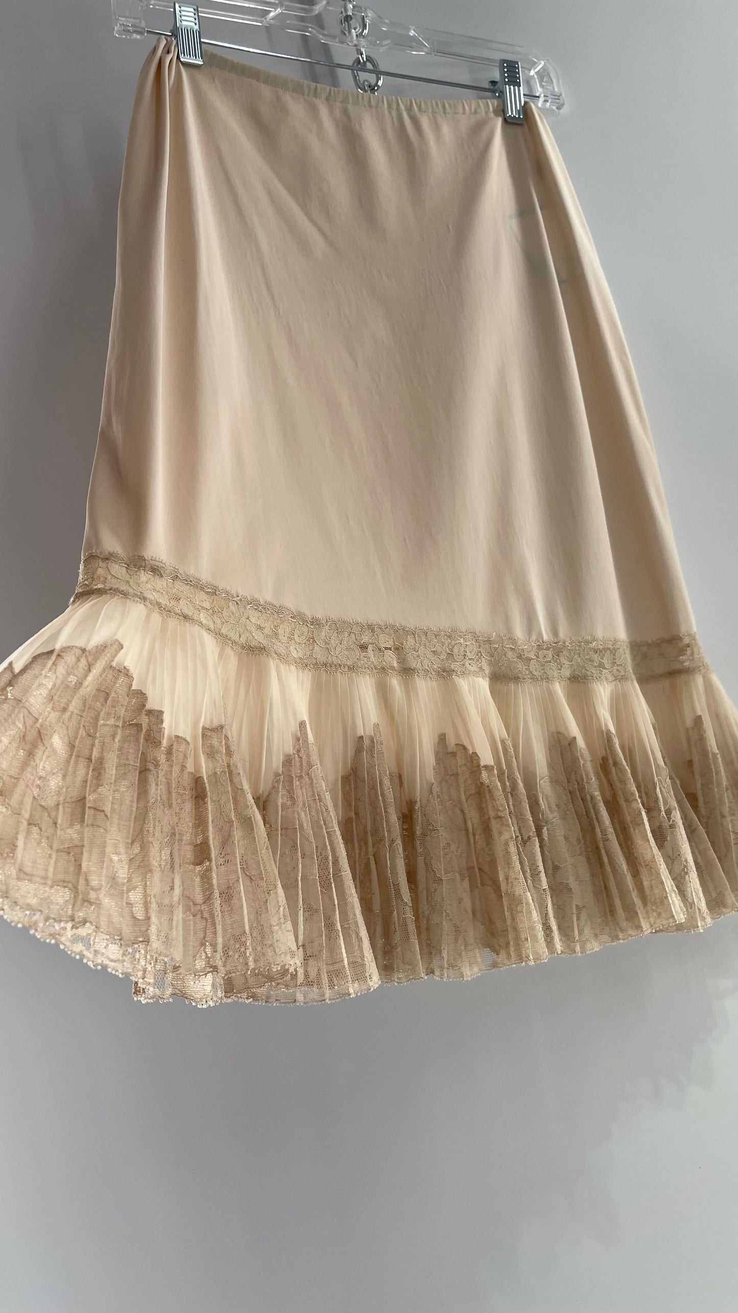 Vintage 1960s Beige Mídi Petty Skirt with Pleated Lace Hem Detail (Small)