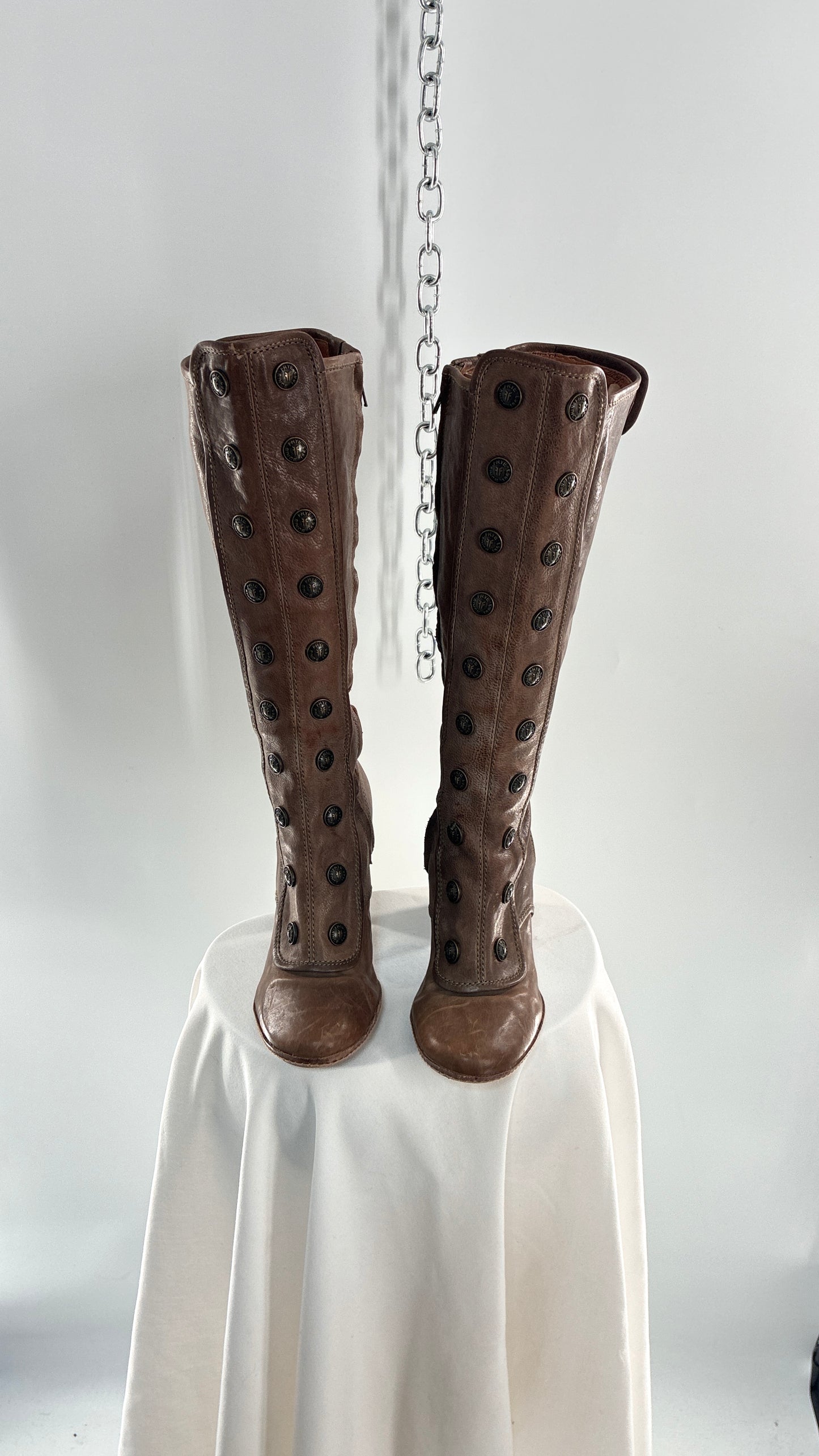 Vintage Limited Edition FRYE Adrienne Taupe Leather Rounded Toe Boots with Button Details (8.5)