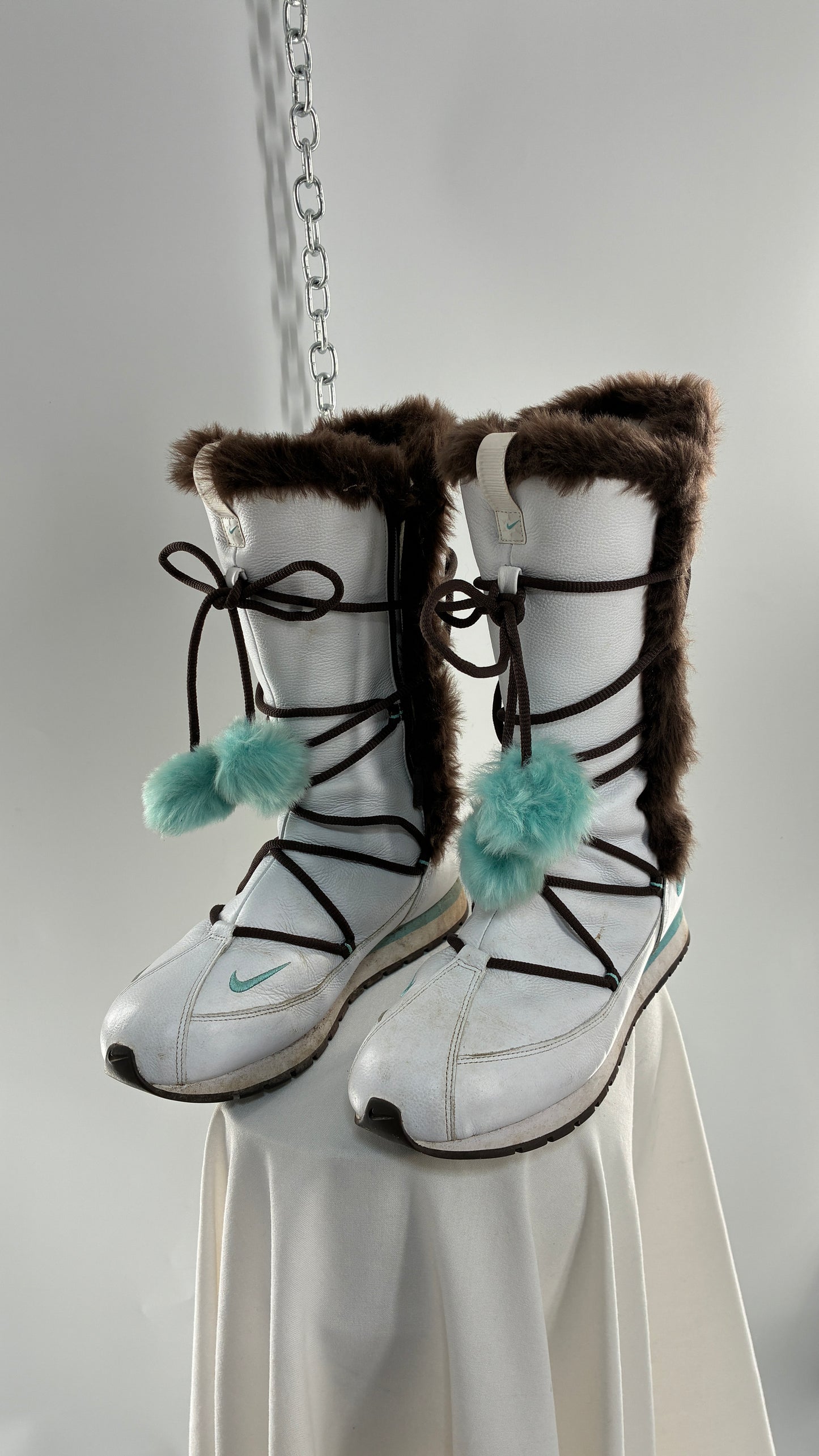 Vintage NIKE Pom Pom Snow Style White Boots Lined with Brown Fur, Turquoise Details (9)