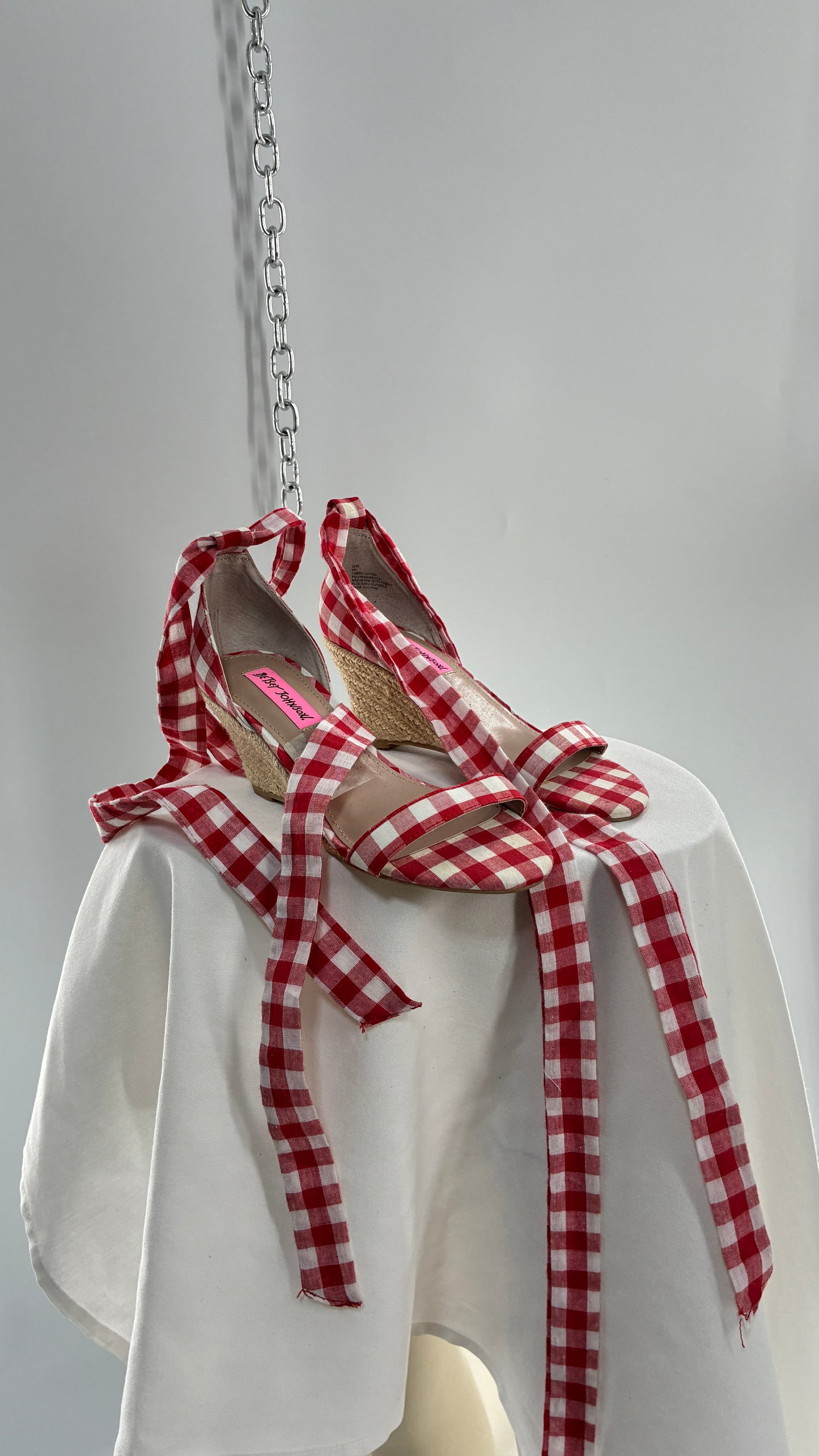 Vintage BETSY JOHNSON Jemi Gingham Red Tie Up Kitten, Wicker Wedge (6)