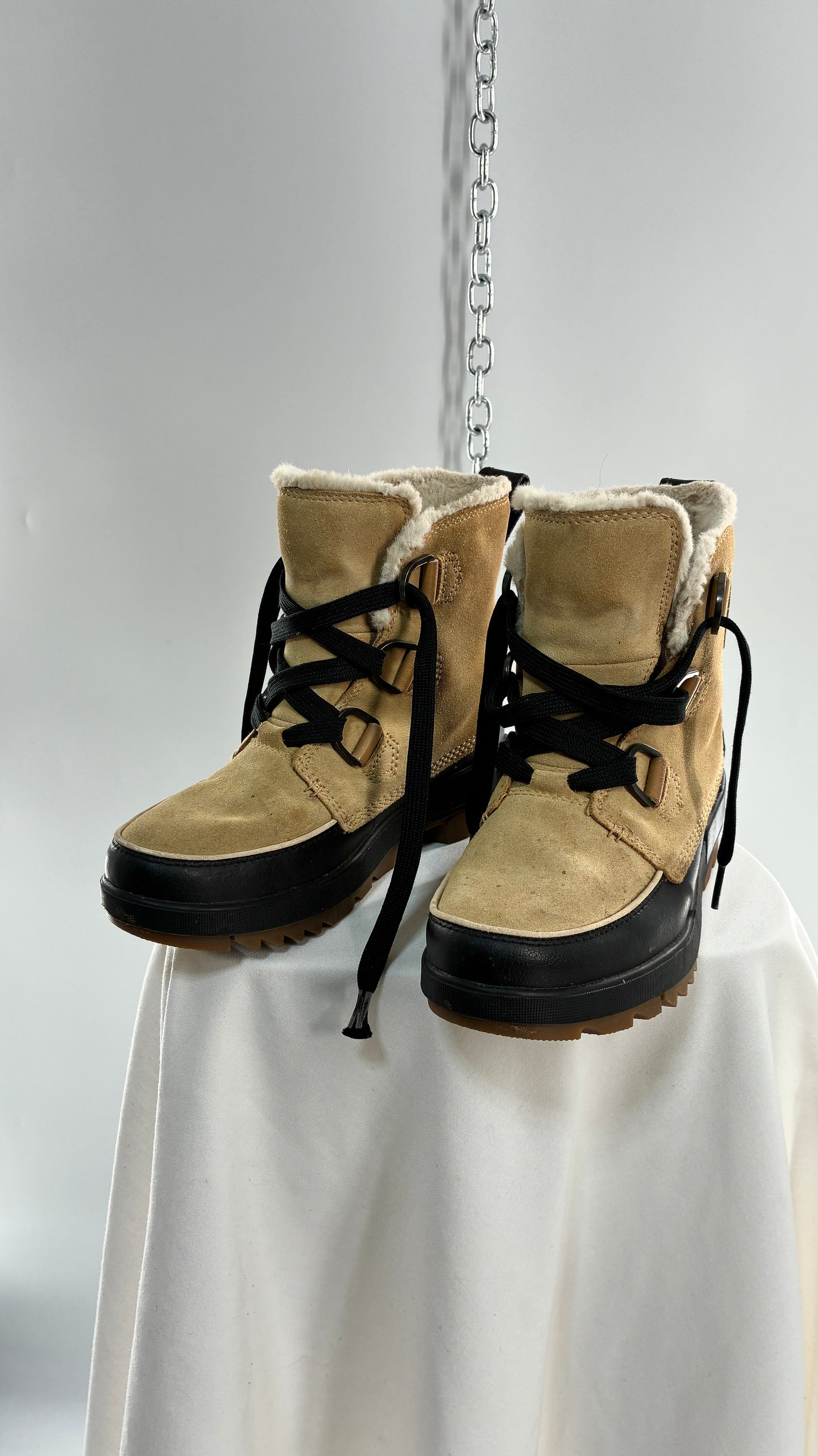 SOREL Tivoli Boots Tan with Thick Black Laces (7.5)