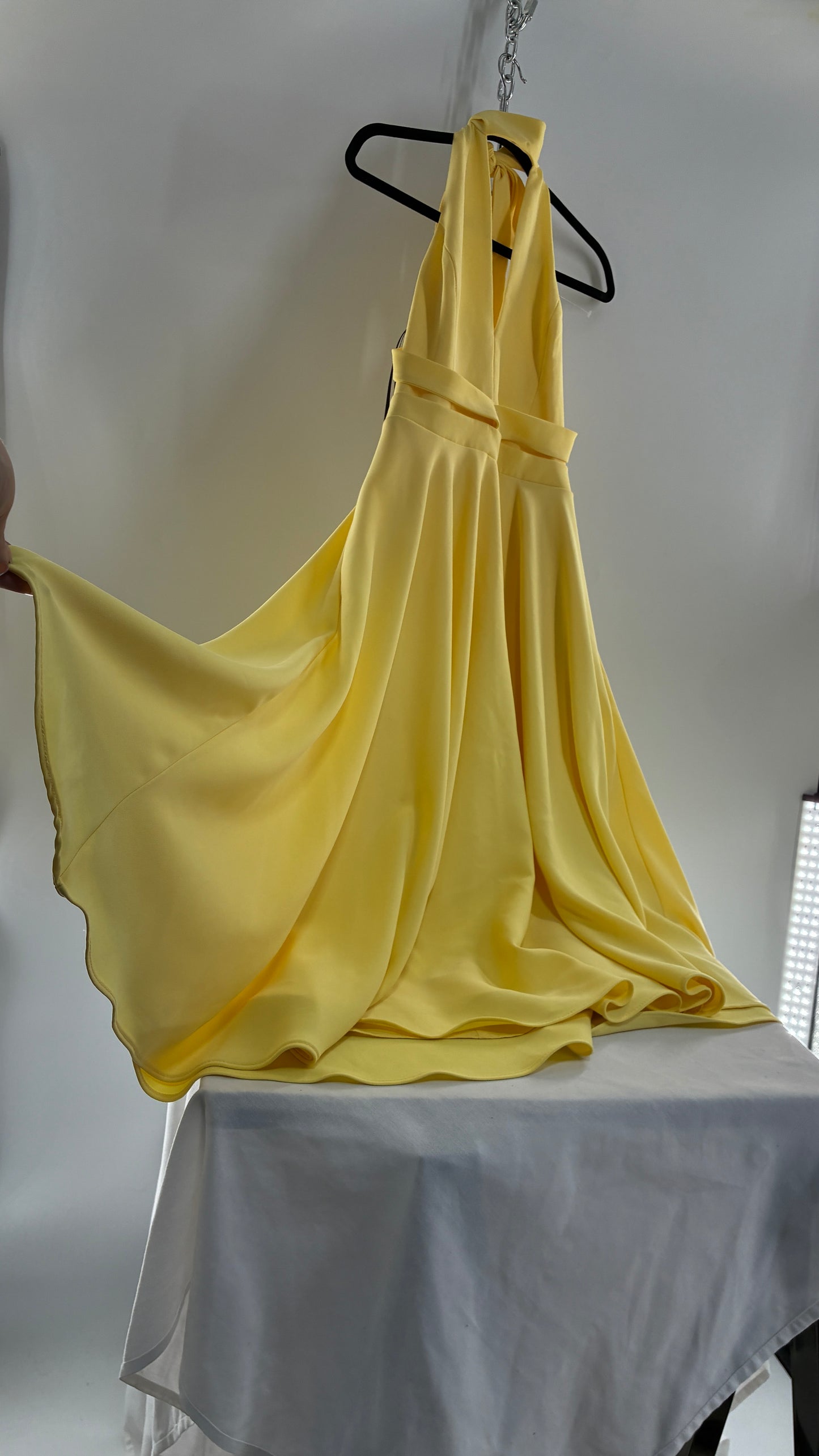 BLACK HALO Yellow High Neck Open Back 1950s Style Circle Skirt Dress with Tags Attached (8,10)