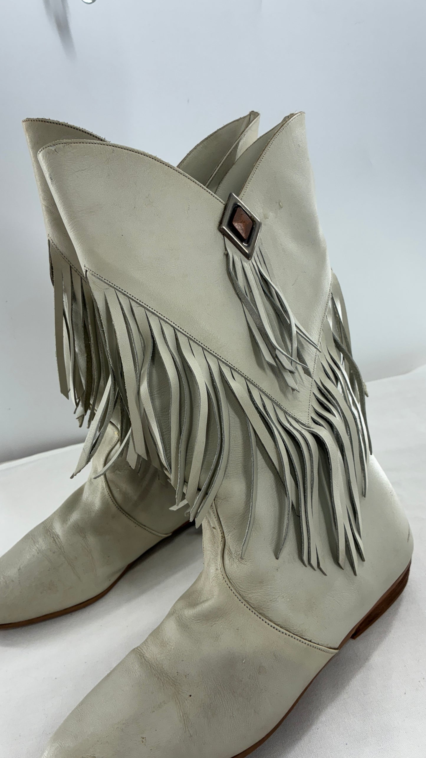LJ SIMONE NEW YORK Off White, Slouchy Genuine Leather Fringed Boots (6.5)