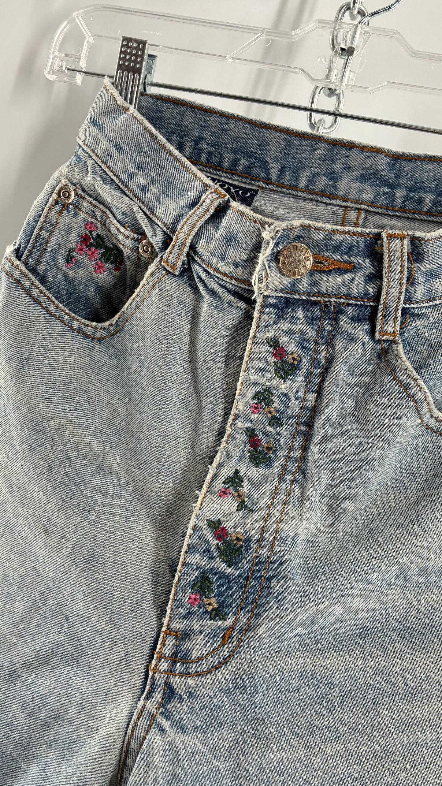 Vintage NUOVO County Seat Light Wash Jean Shorts with Embroidered Floral Details (5/6)