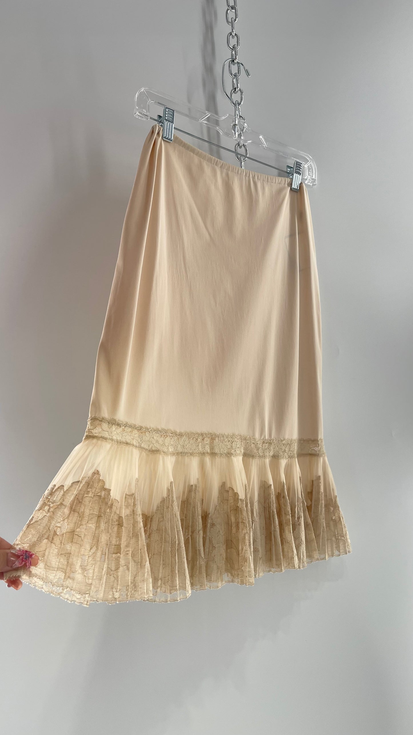 Vintage 1960s Beige Mídi Petty Skirt with Pleated Lace Hem Detail (Small)