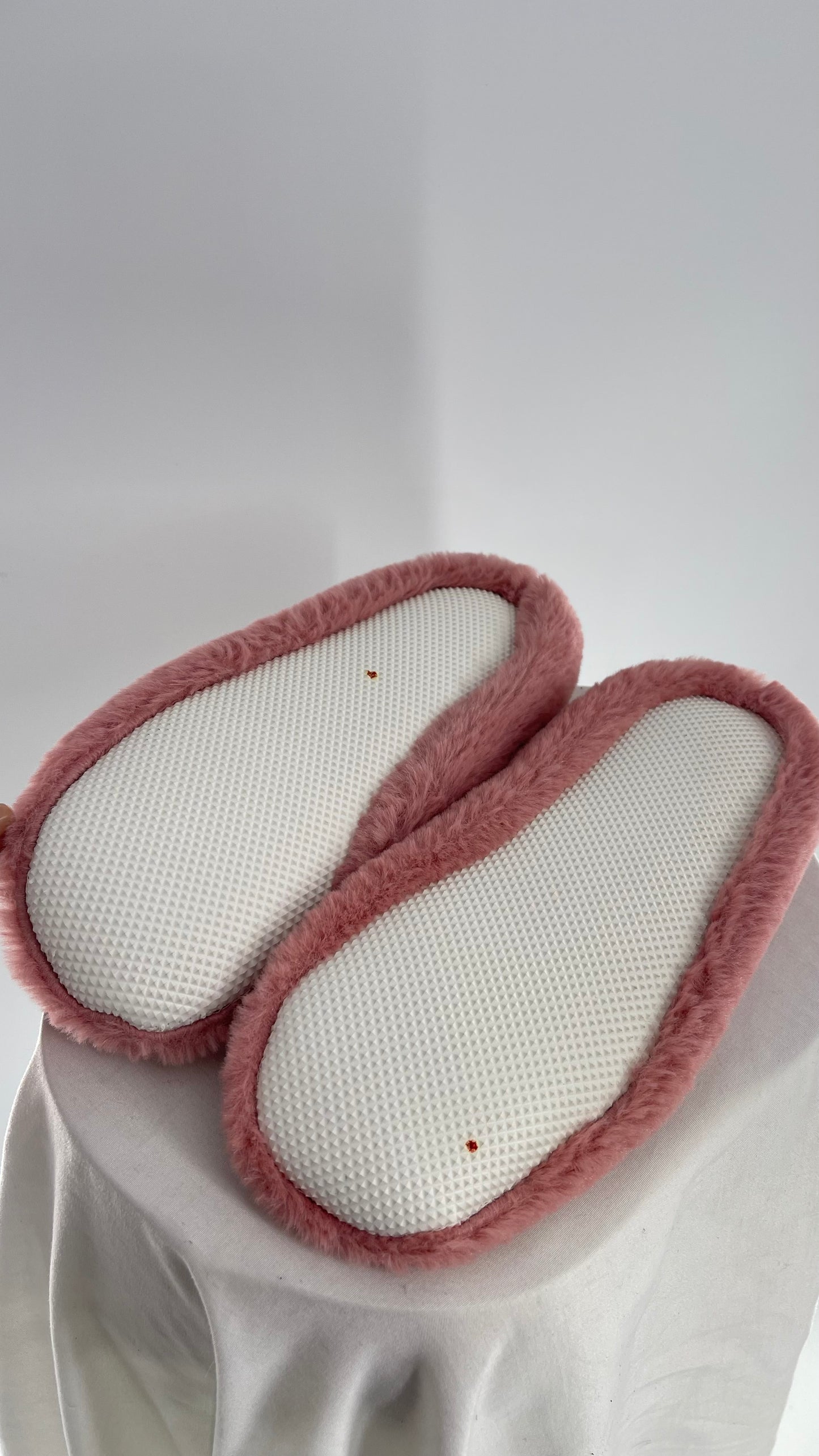 Pantuss Pink Fuzzy Slipper with Microwaveable Insoles (6/7)