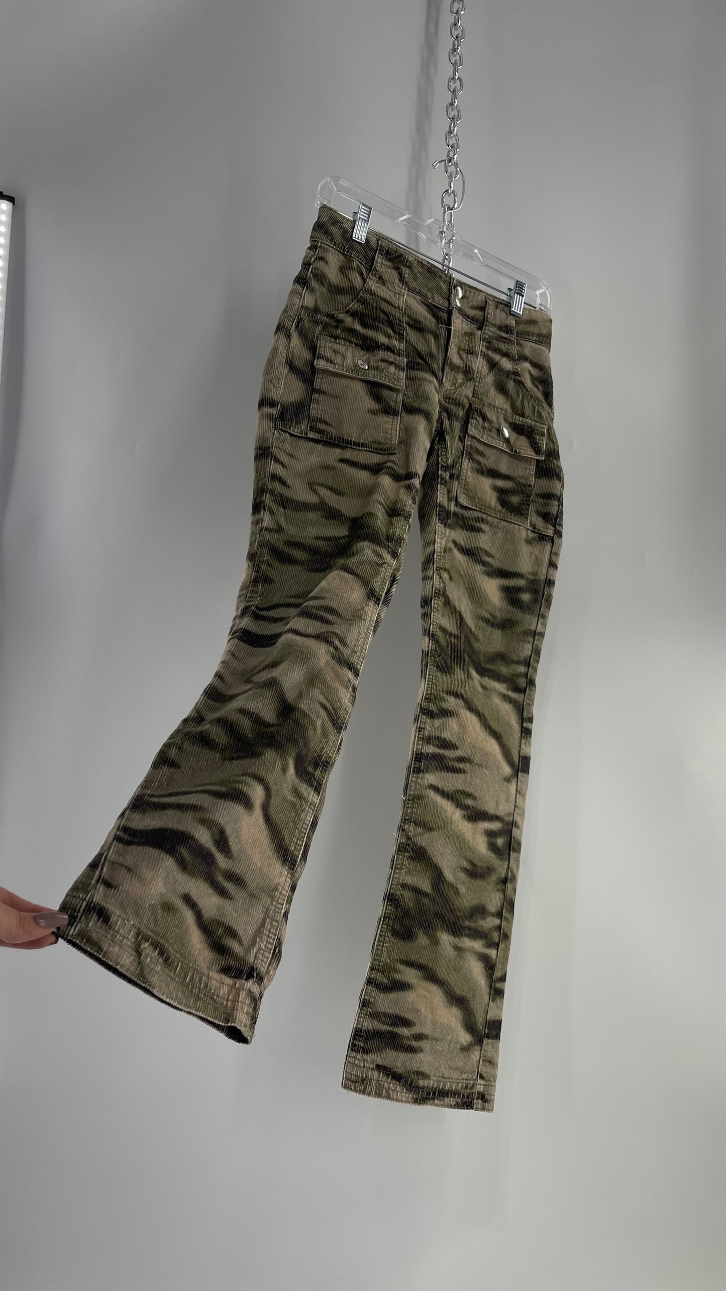 BDG Urban Outfitters Green 90s Army Print Cargos (0)