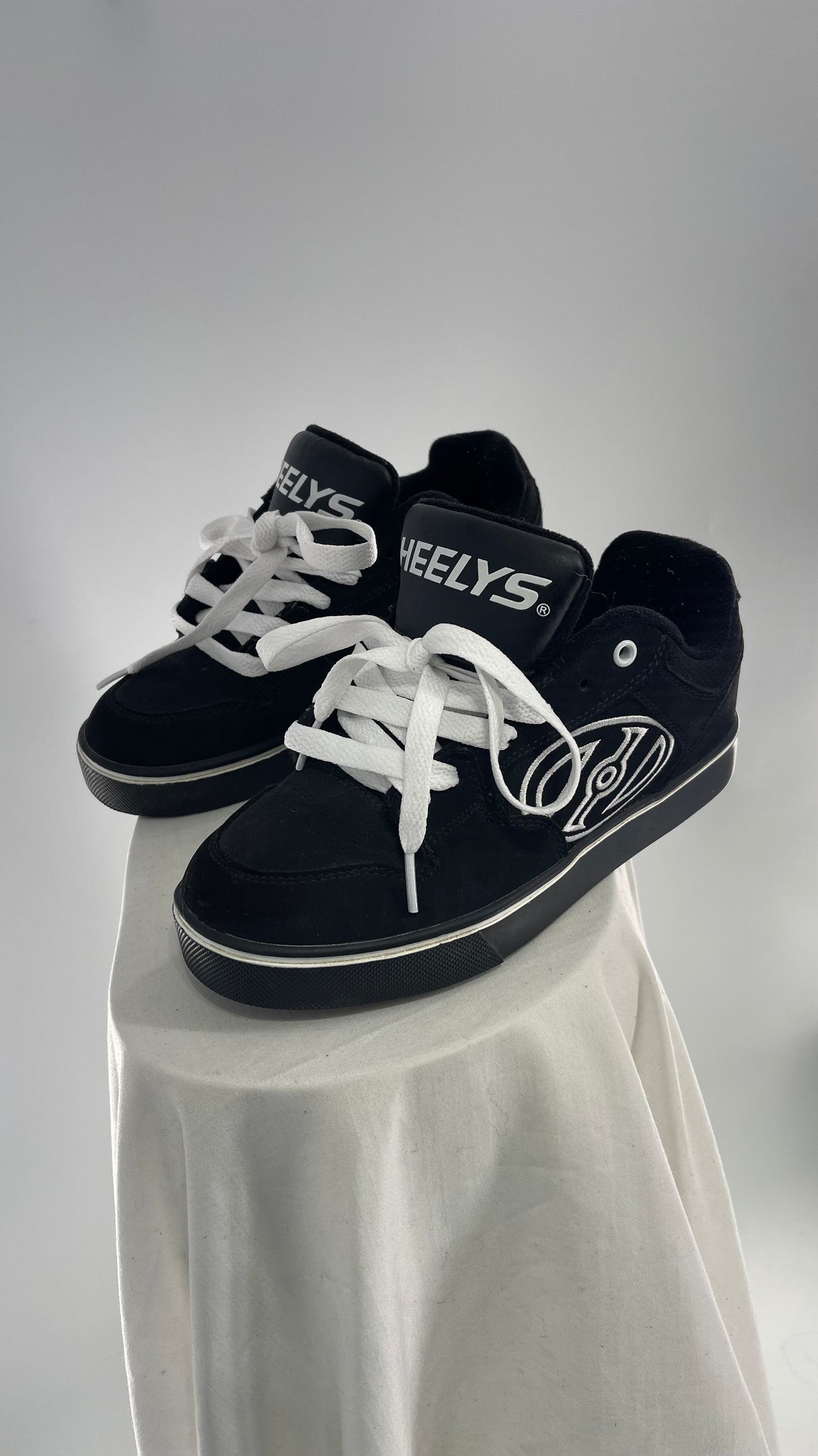 Vintage Heely’s Black and White Sneaker (Y5)