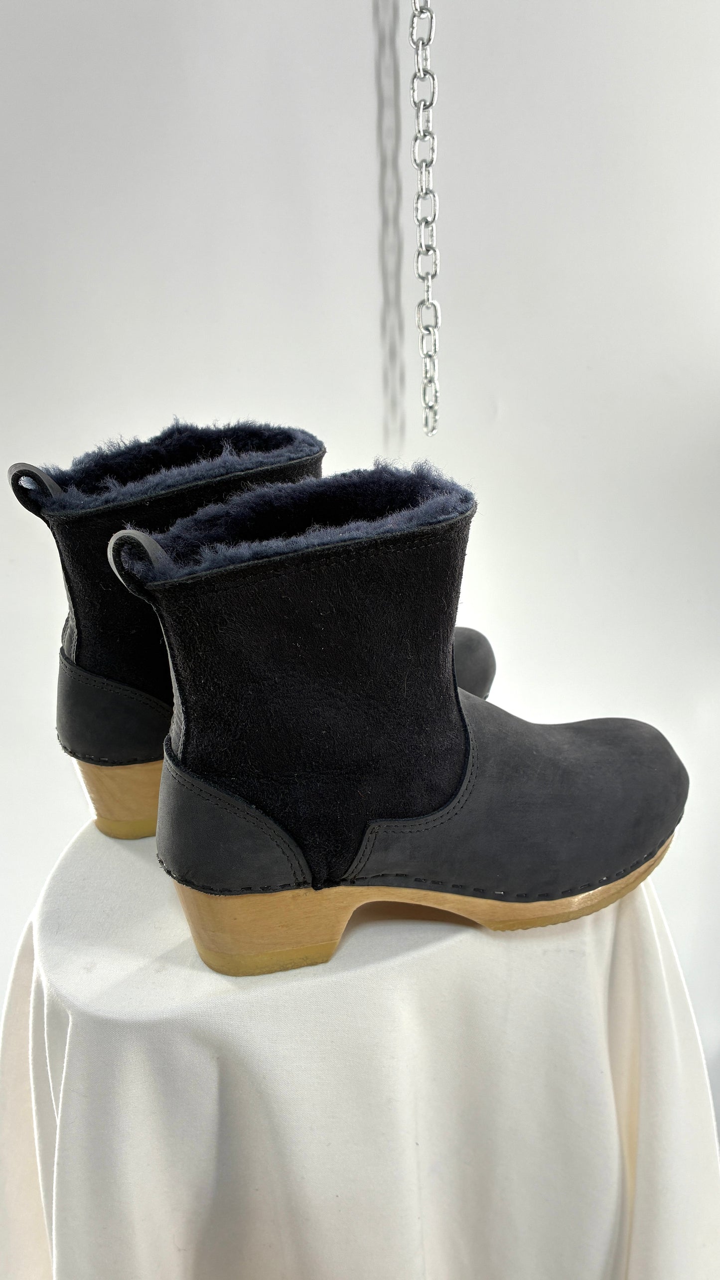Vintage SVEN Black Leather Clog Boot with Sherpa Lining (40)