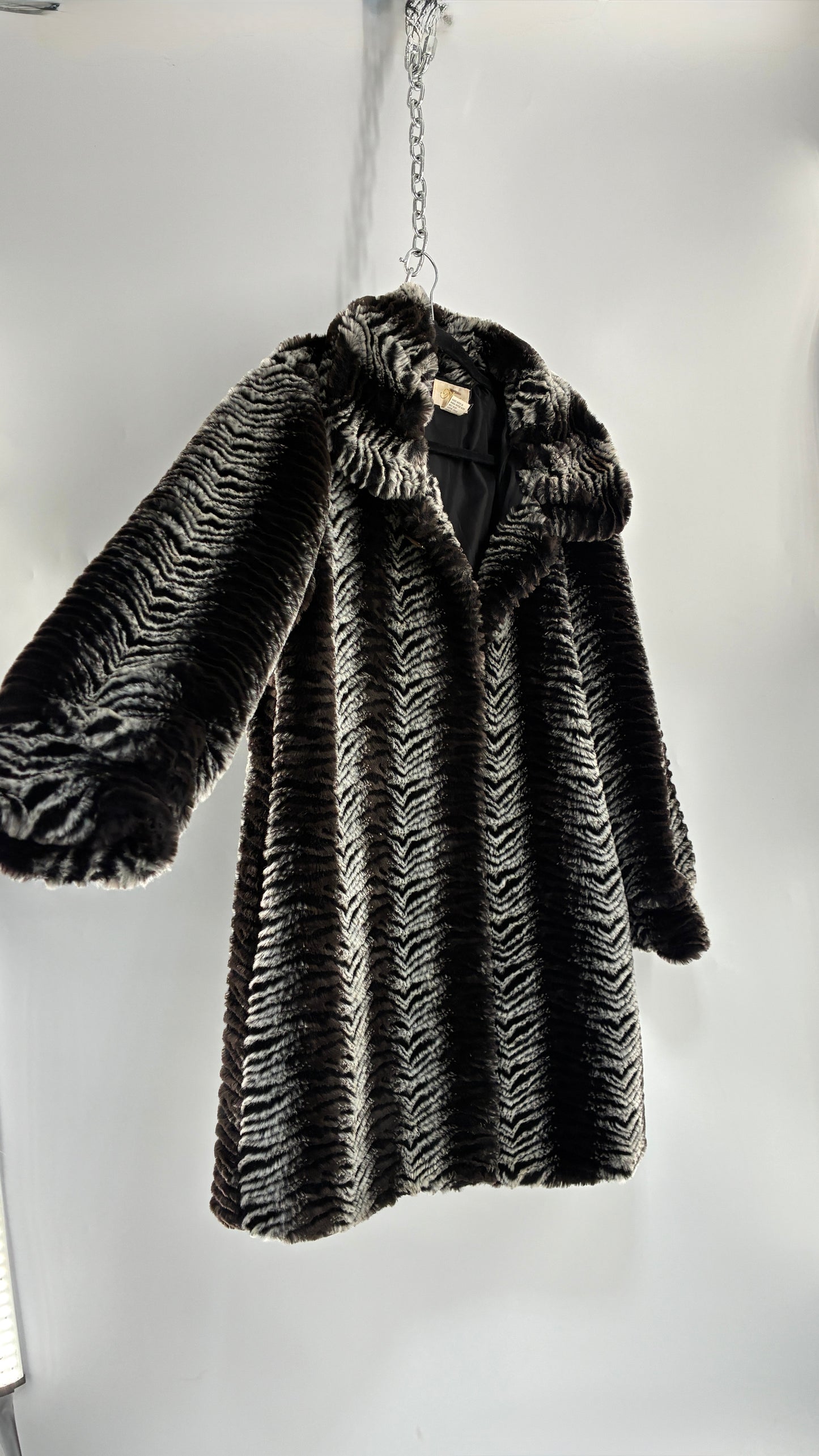 Vintage NOVA Gray and Black Herringbone Patterned Faux Fur Coat (Large)