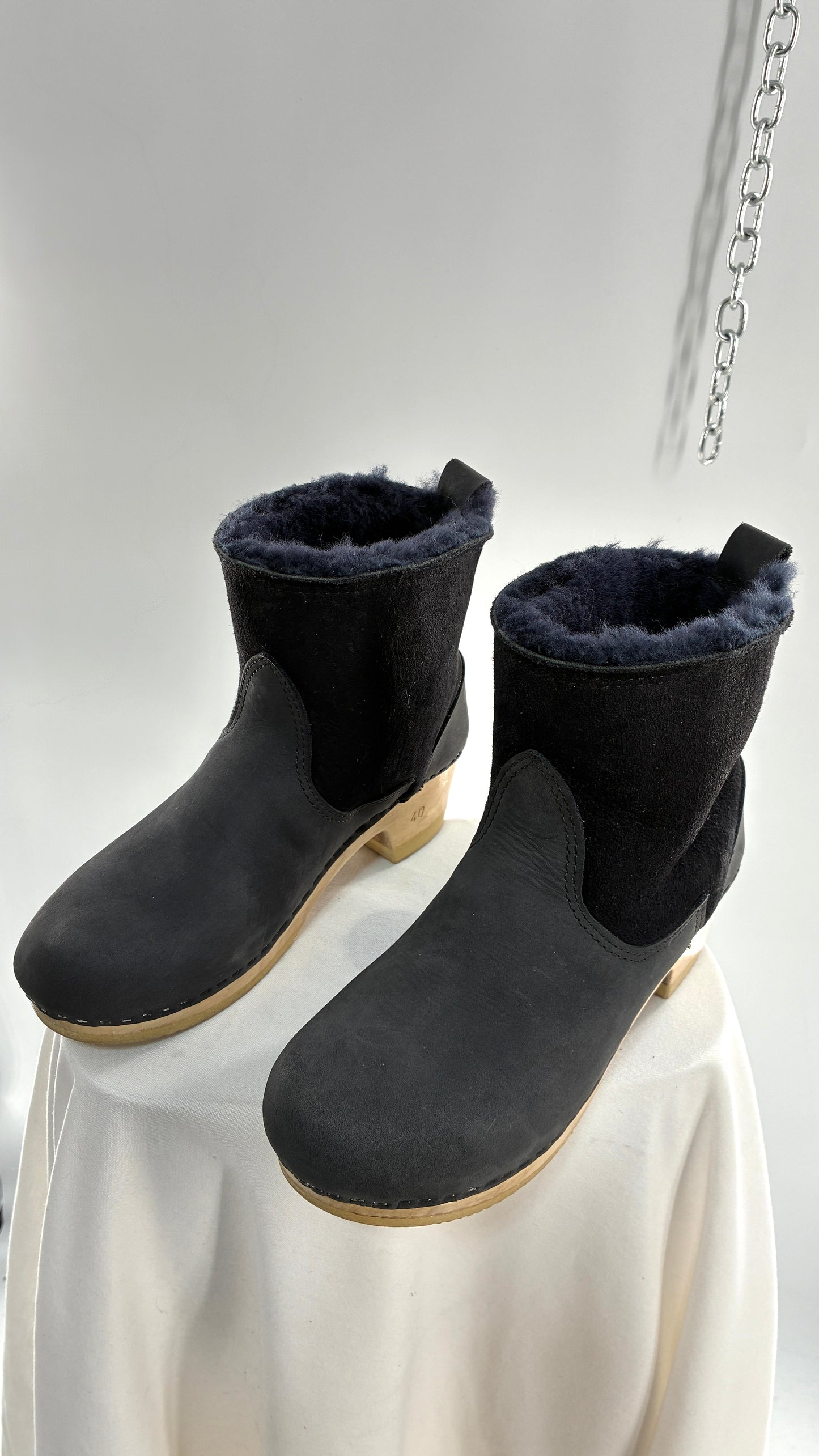 Vintage SVEN Black Leather Clog Boot with Sherpa Lining (40)