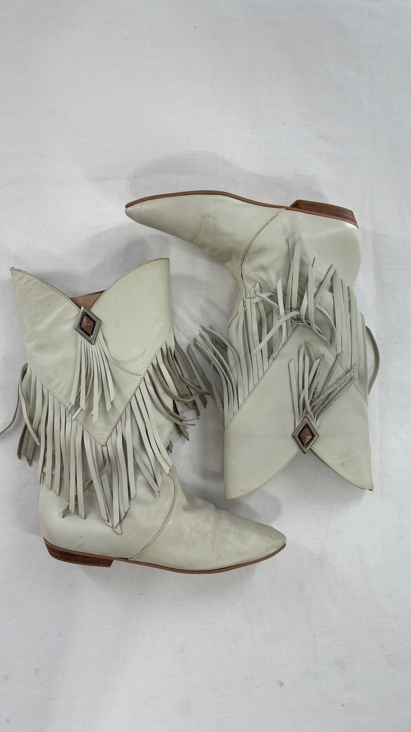 LJ SIMONE NEW YORK Off White, Slouchy Genuine Leather Fringed Boots (6.5)