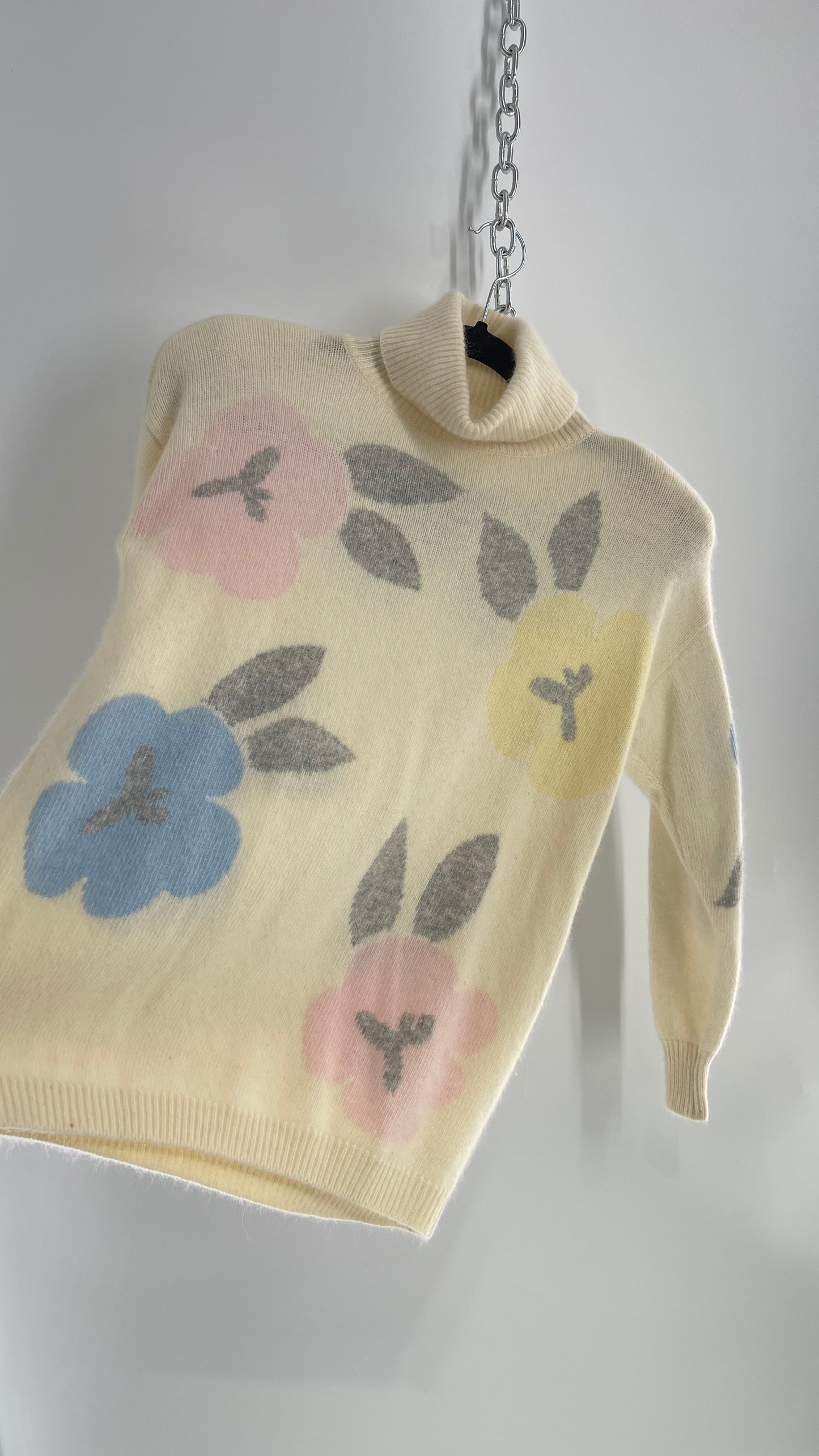 Vintage Liz Claiborne Off White Floral Turtle Neck 60% Lambs Wool and 20% Angora Rabbit Hair (Small)