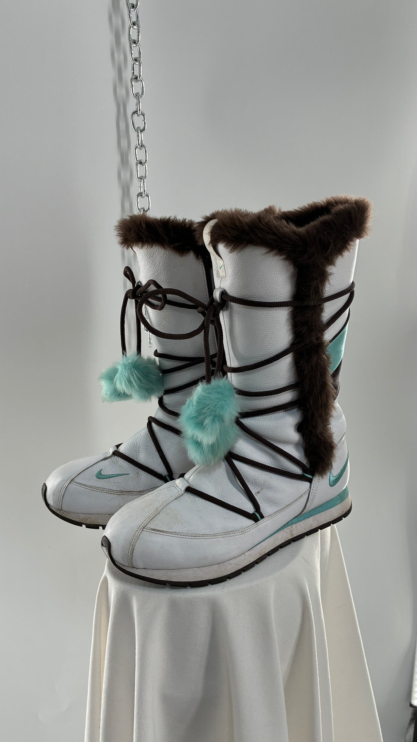 Vintage NIKE Pom Pom Snow Style White Boots Lined with Brown Fur, Turquoise Details (9)