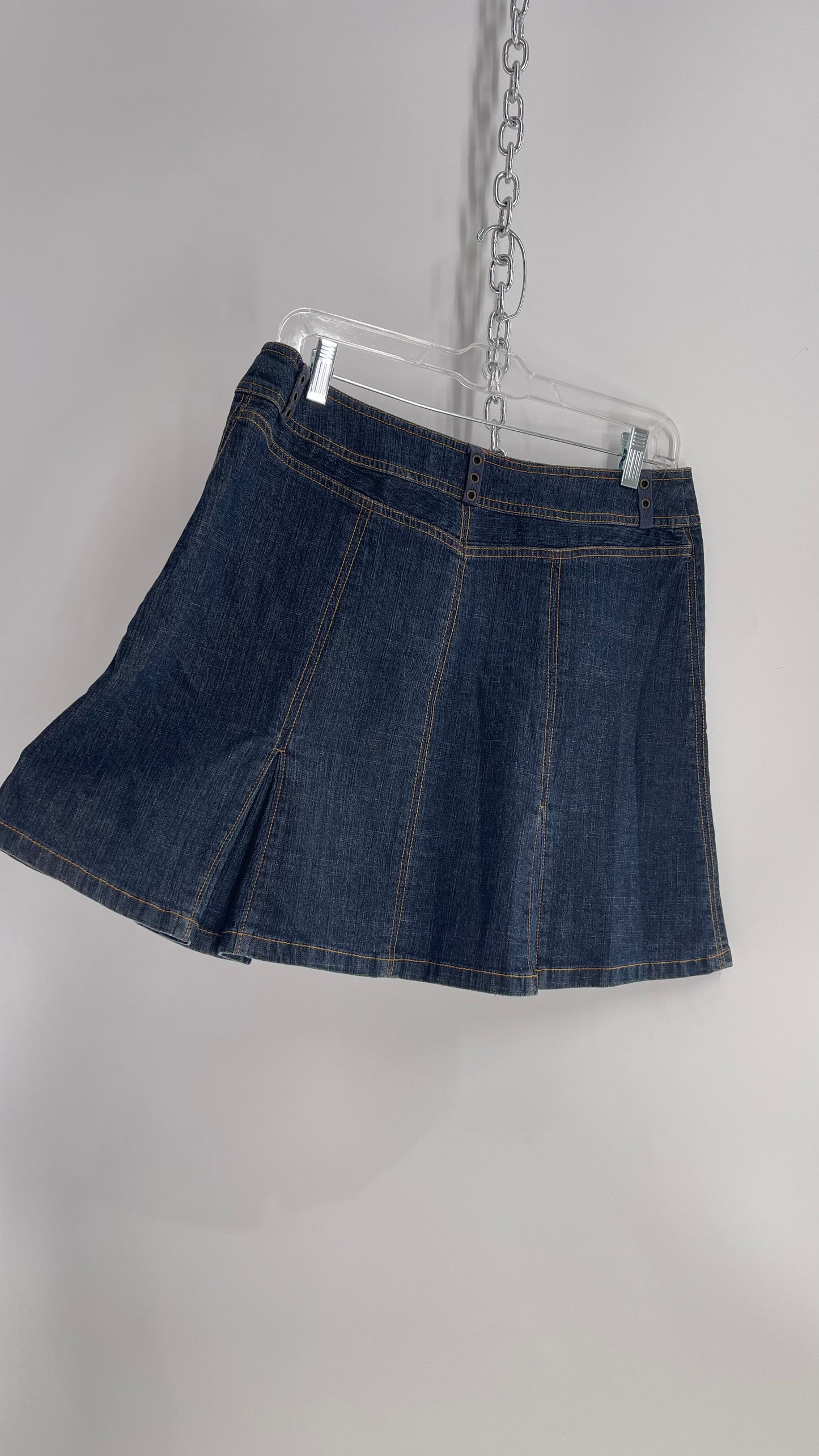 Vintage JonesWear Jeans Dark Wash Pleated Mini Skirt with Zipper Pockets and Grommet Belt Loops (8)