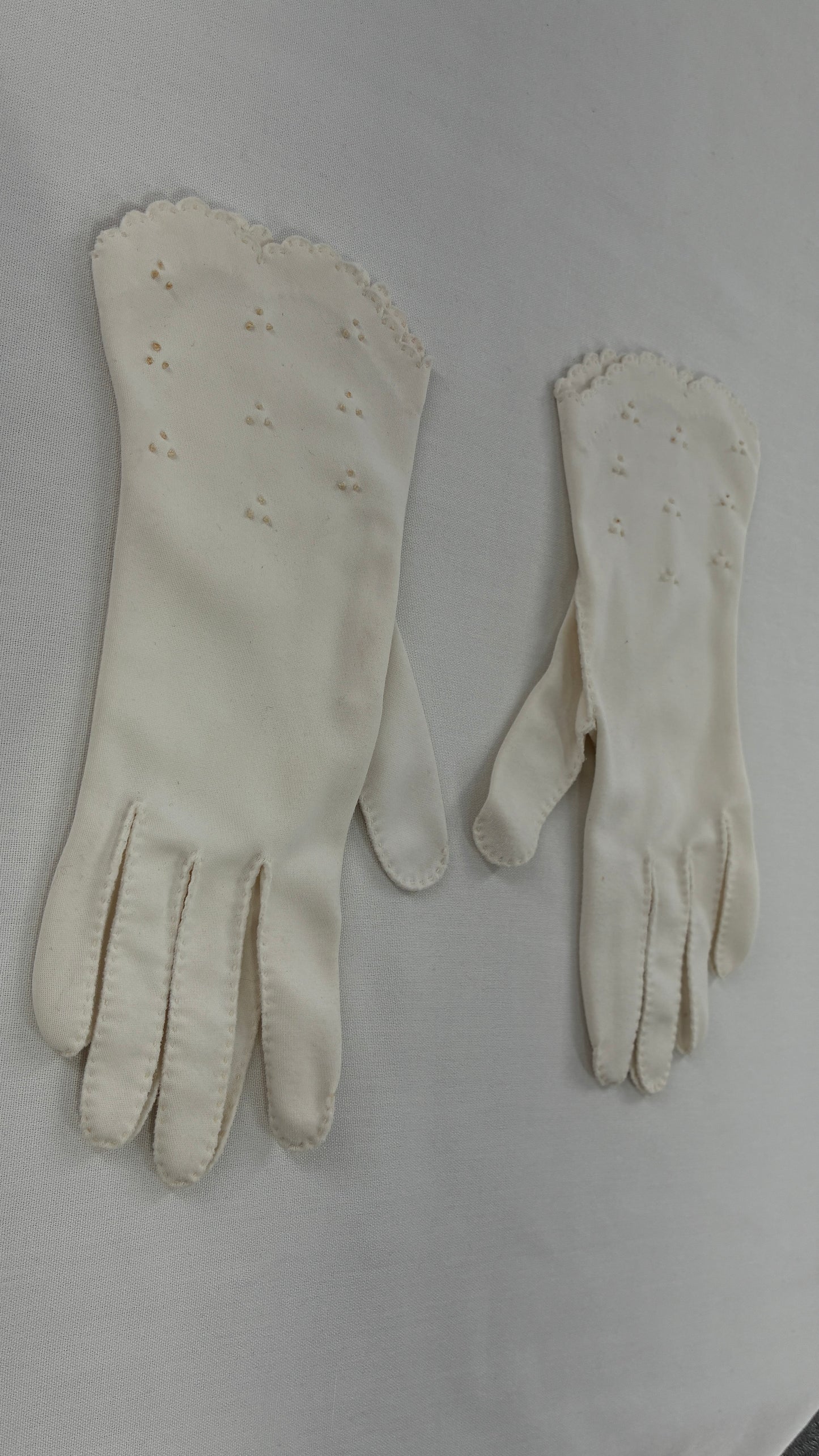Vintage 1940s Handmade Off White Short Gloves with Scalloped Wrist