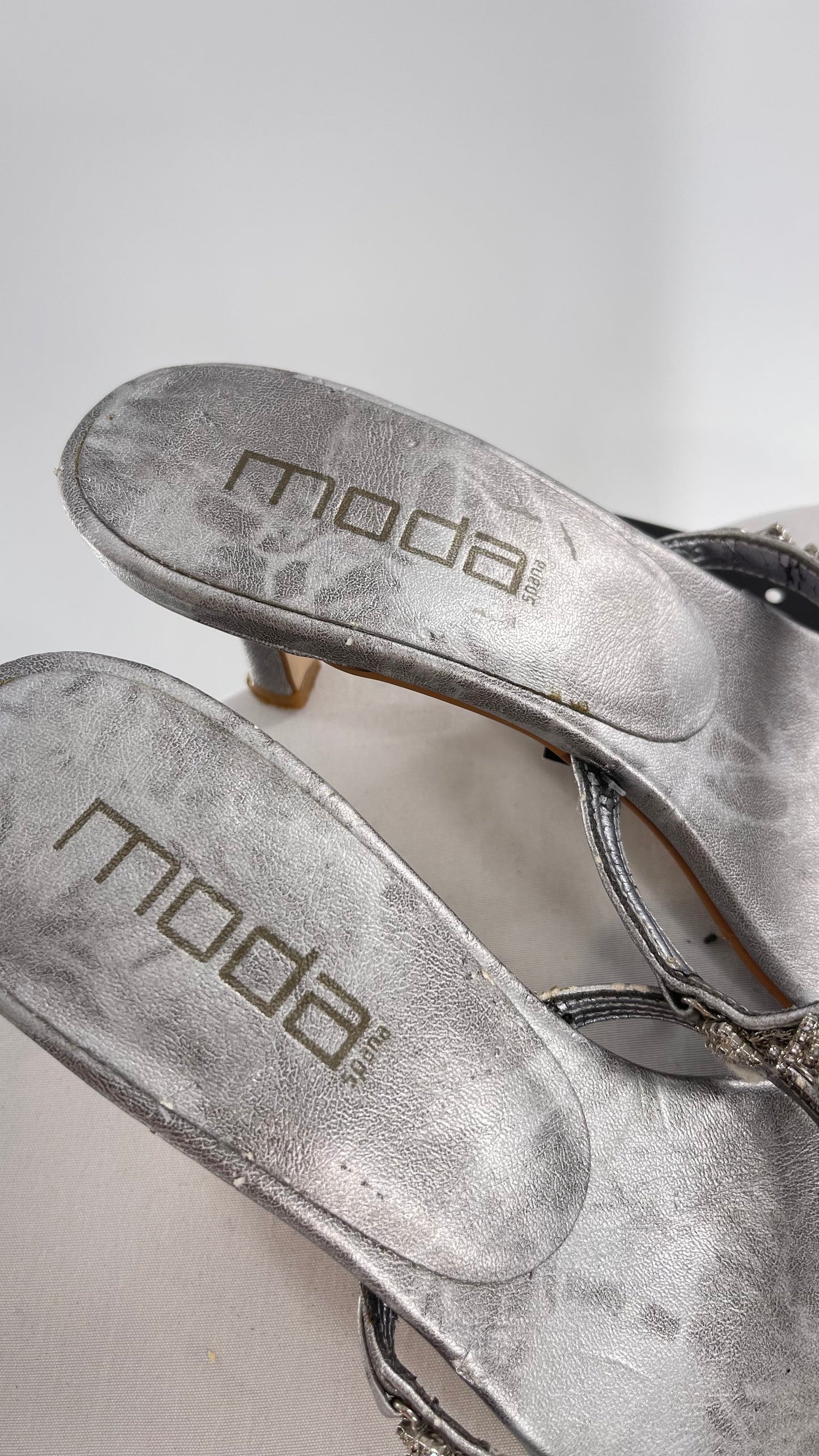 Vintage MODASPANA Silver Metallic Kitten Heel Thong Sandal with Rhinestone Embellishments (8.5)