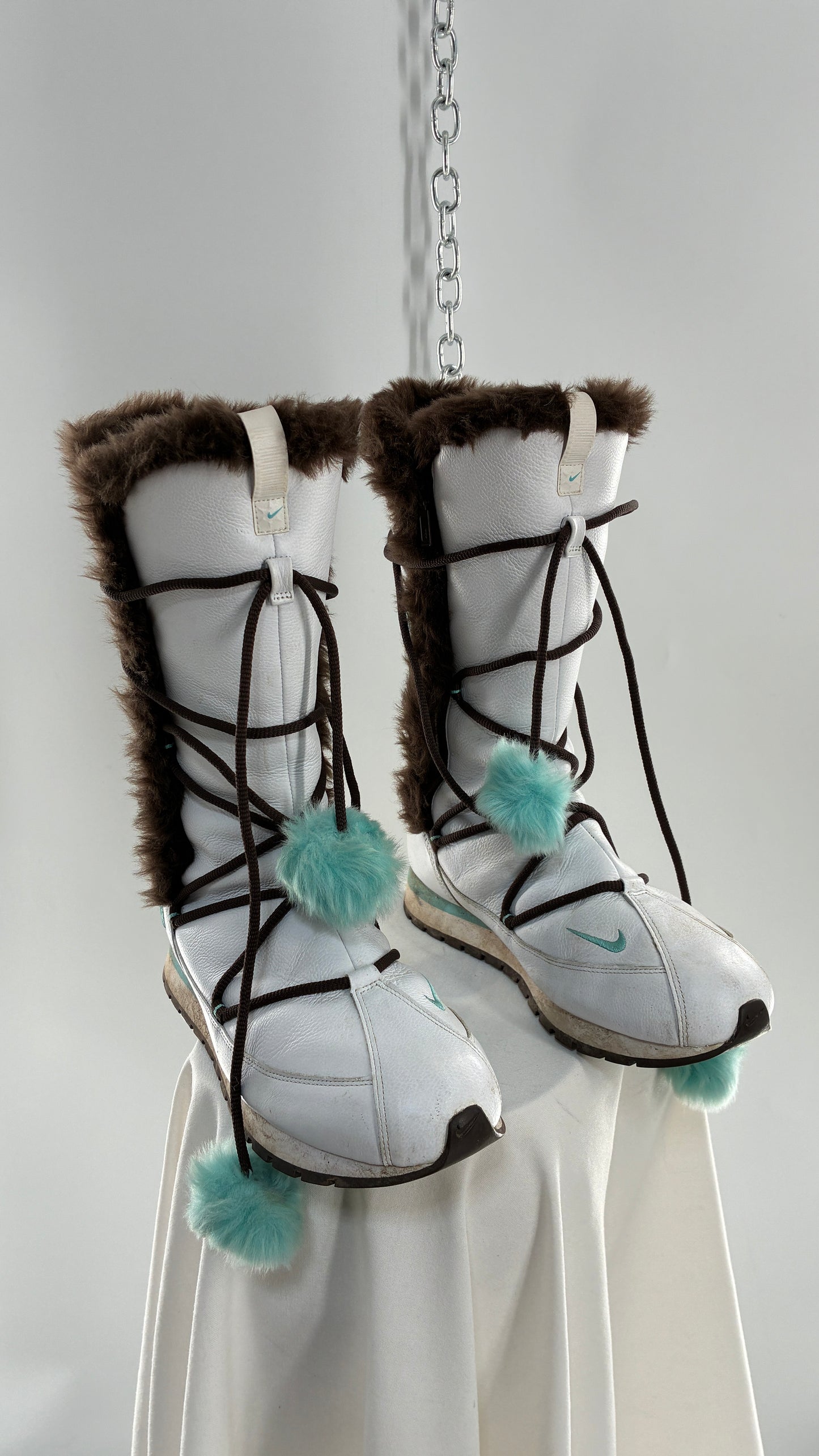 Vintage NIKE Pom Pom Snow Style White Boots Lined with Brown Fur, Turquoise Details (9)