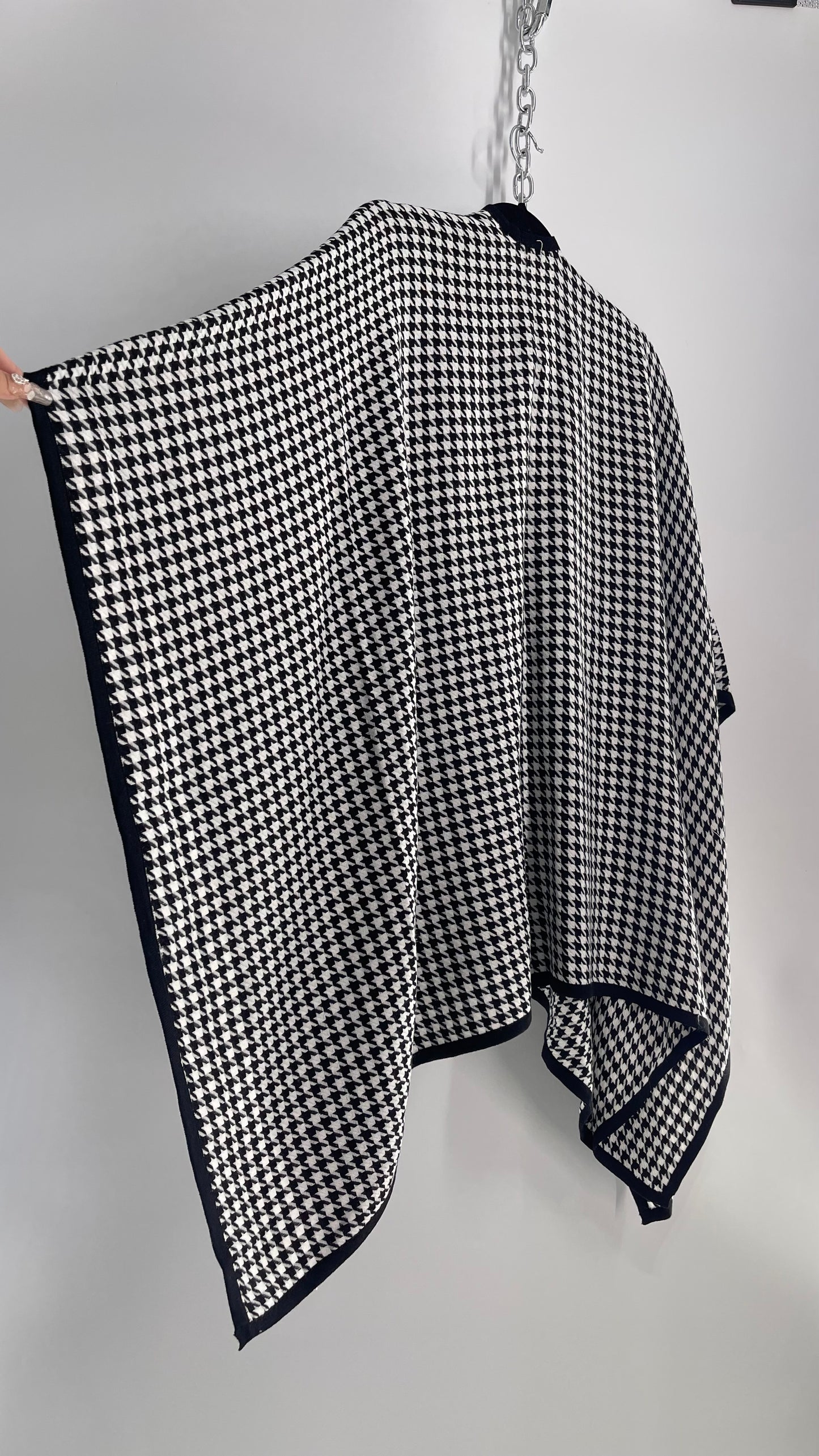 Ann Taylor Houndstooth Black and White Knit Scarf Cape (One Size)