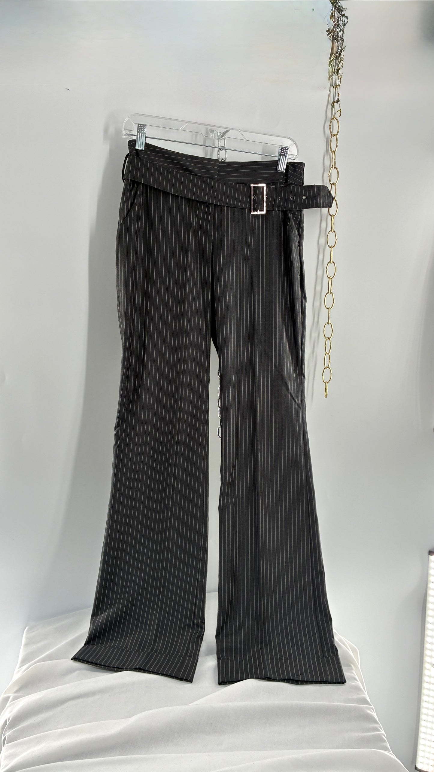 Vintage ANNE KLEIN Pinstripe Grey Low Rise, Wide Leg Trouser with Belted Hip (2)