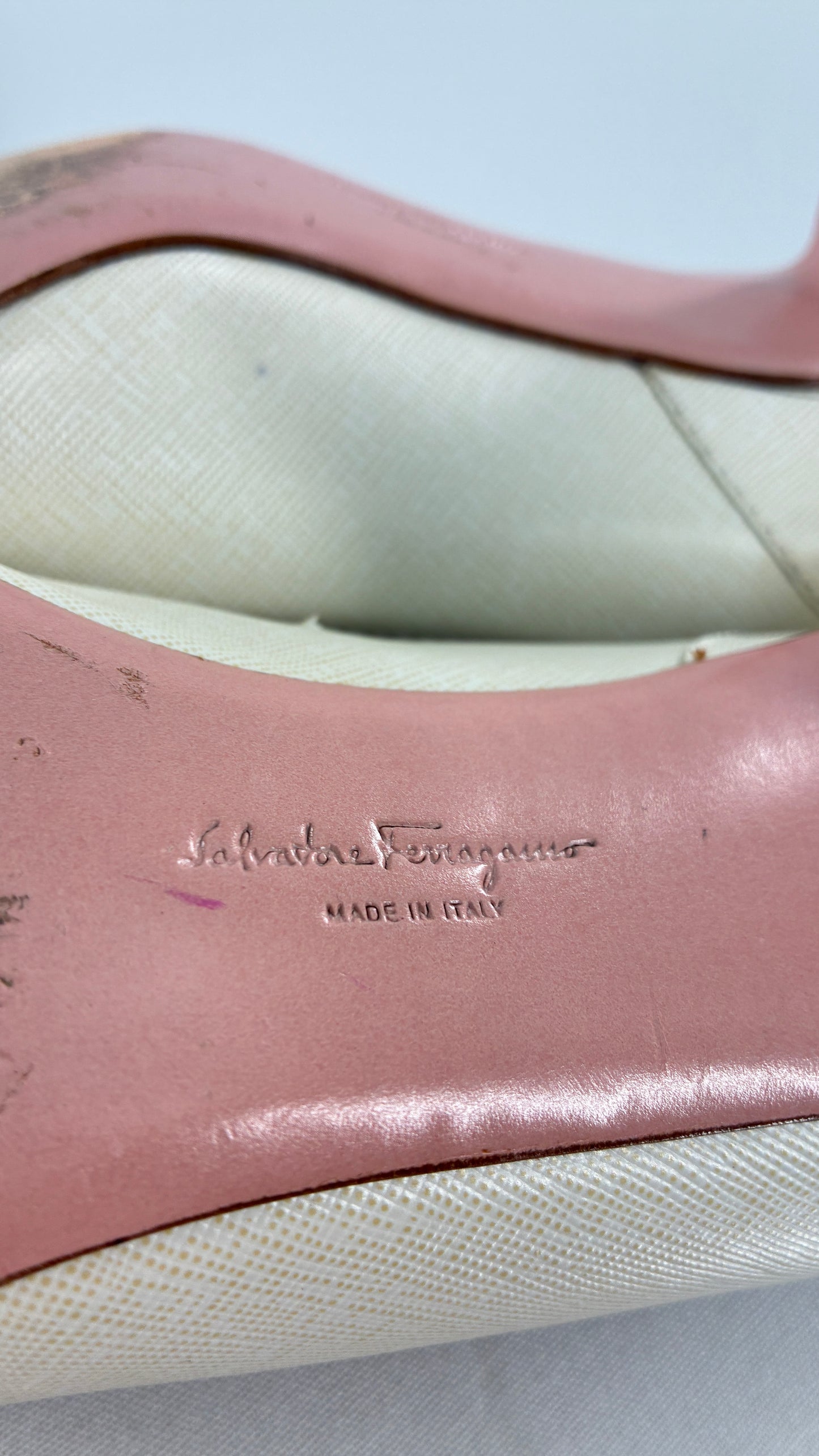 Vintage SALVATORE FERRAGAMO Magnolia White Kitten Heel (11)