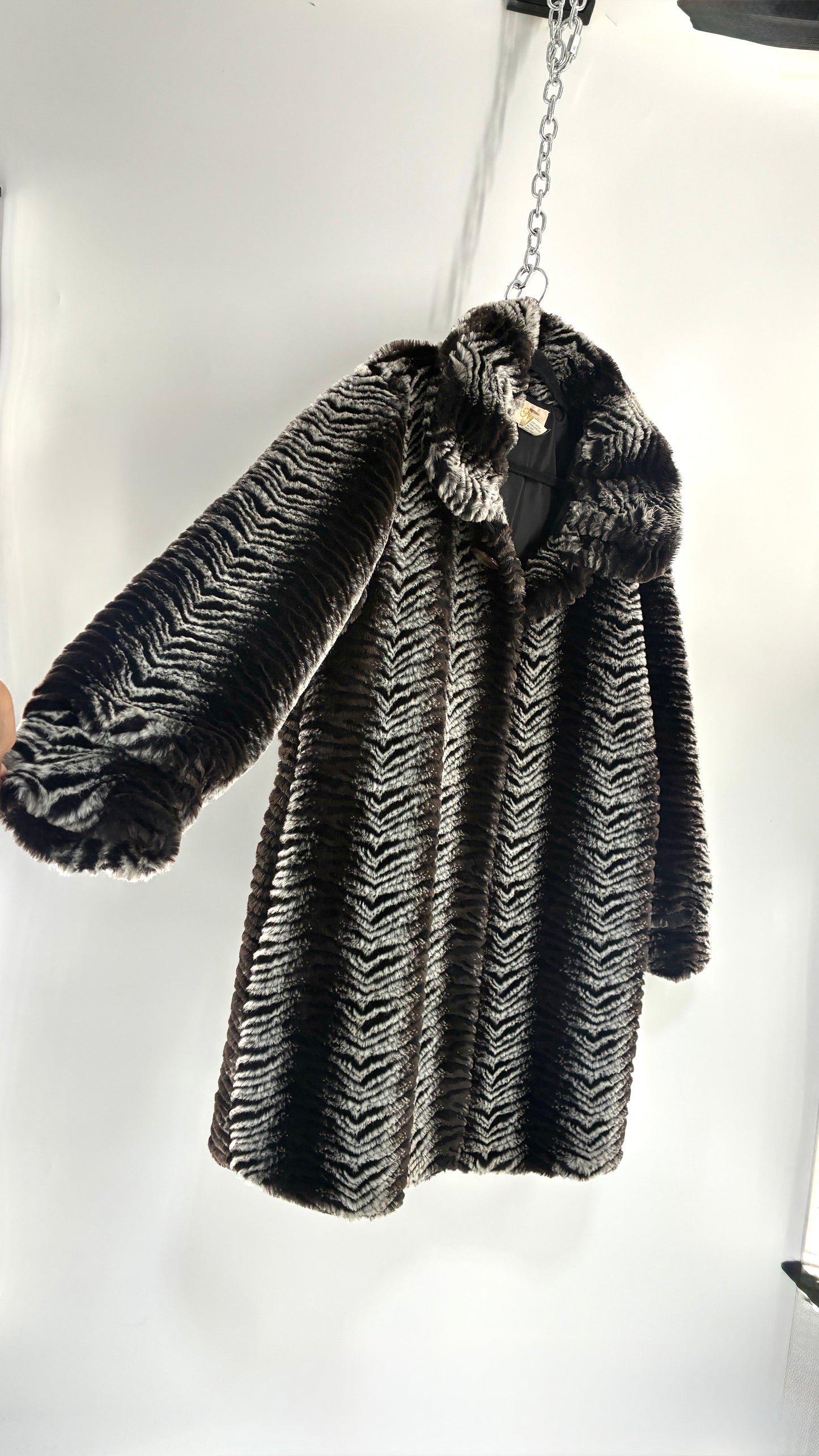 Vintage NOVA Gray and Black Herringbone Patterned Faux Fur Coat (Large)