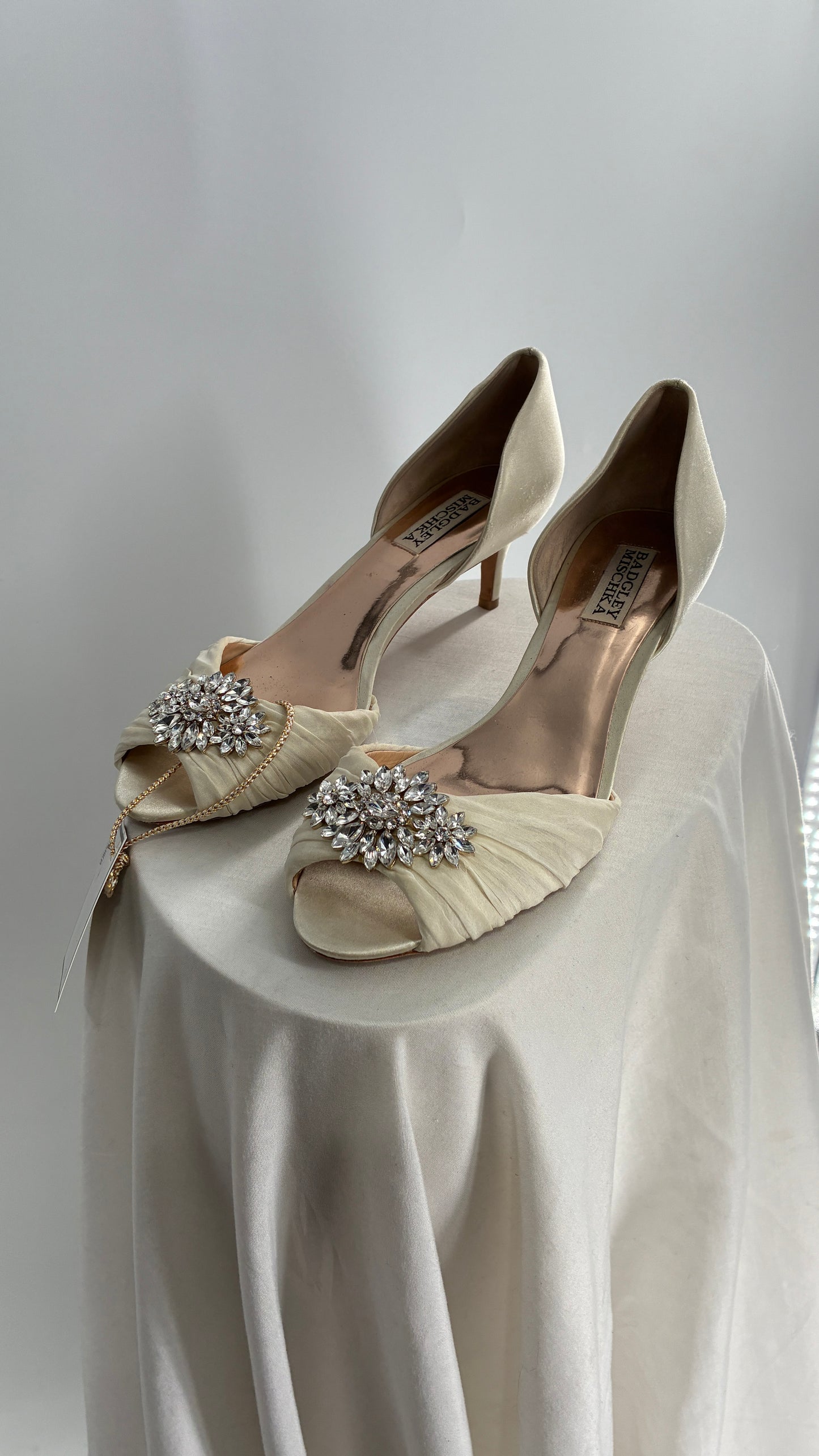 Badgley Mischka Ivory Satin Peep Toe Kitten Heel with Crystal Broche (8)