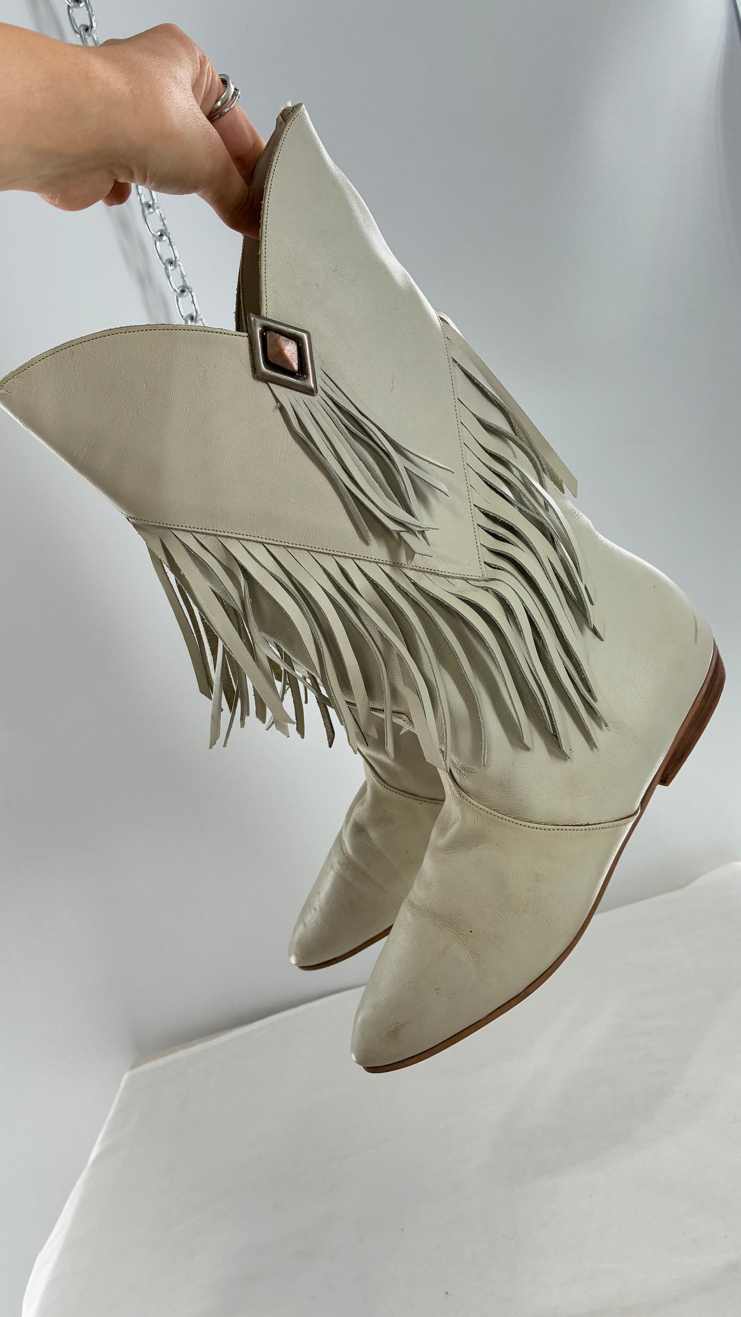 LJ SIMONE NEW YORK Off White, Slouchy Genuine Leather Fringed Boots (6.5)