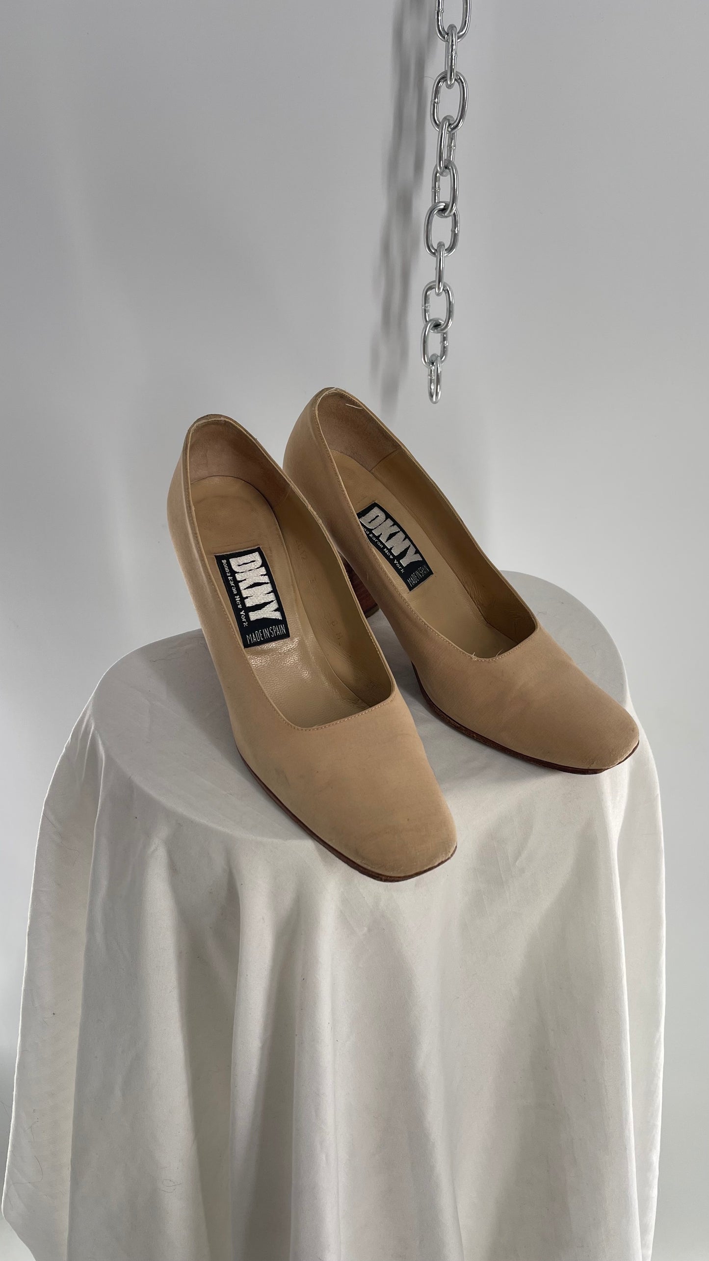 Vintage DKNY Tan/Beige Square Toe Block Heel (8)