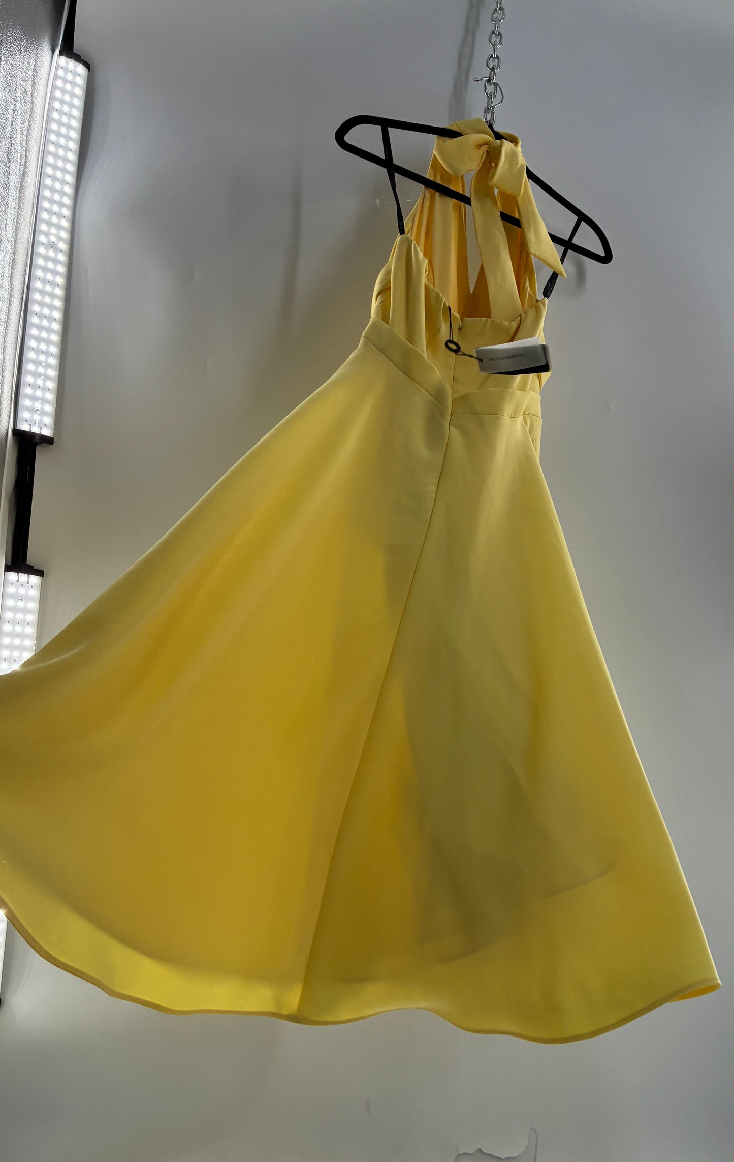 BLACK HALO Yellow High Neck Open Back 1950s Style Circle Skirt Dress with Tags Attached (8,10)