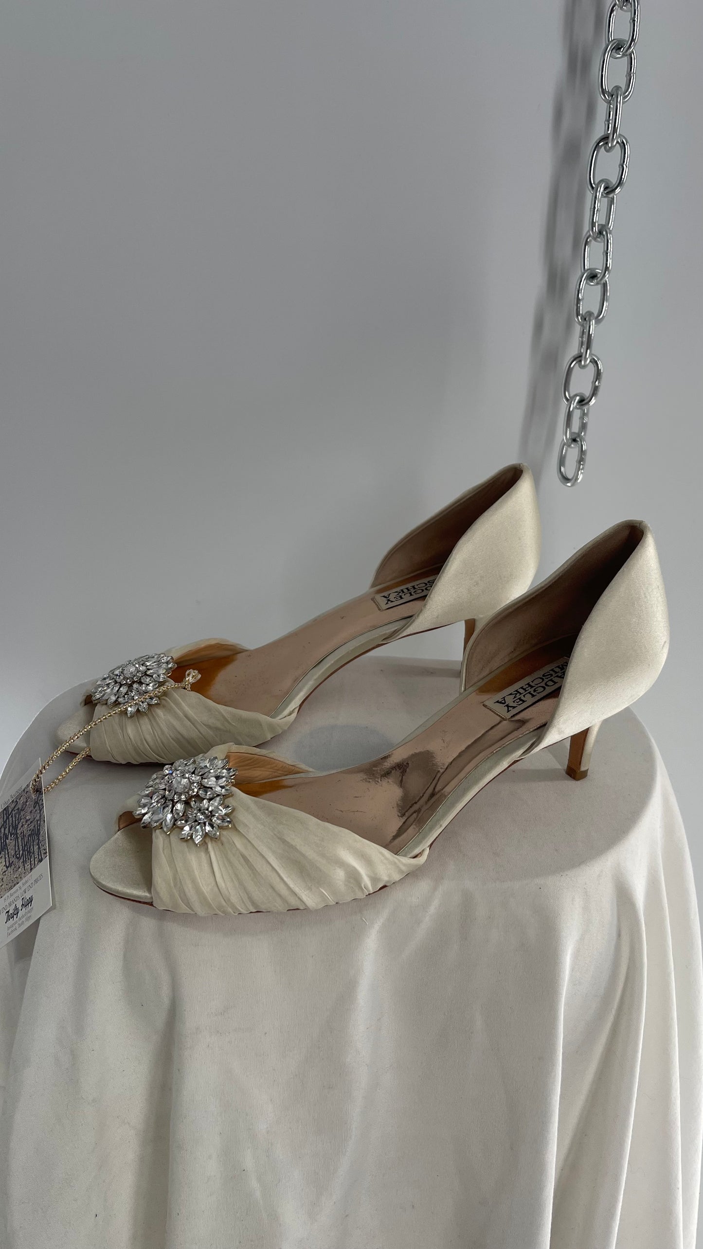 Badgley Mischka Ivory Satin Peep Toe Kitten Heel with Crystal Broche (8)