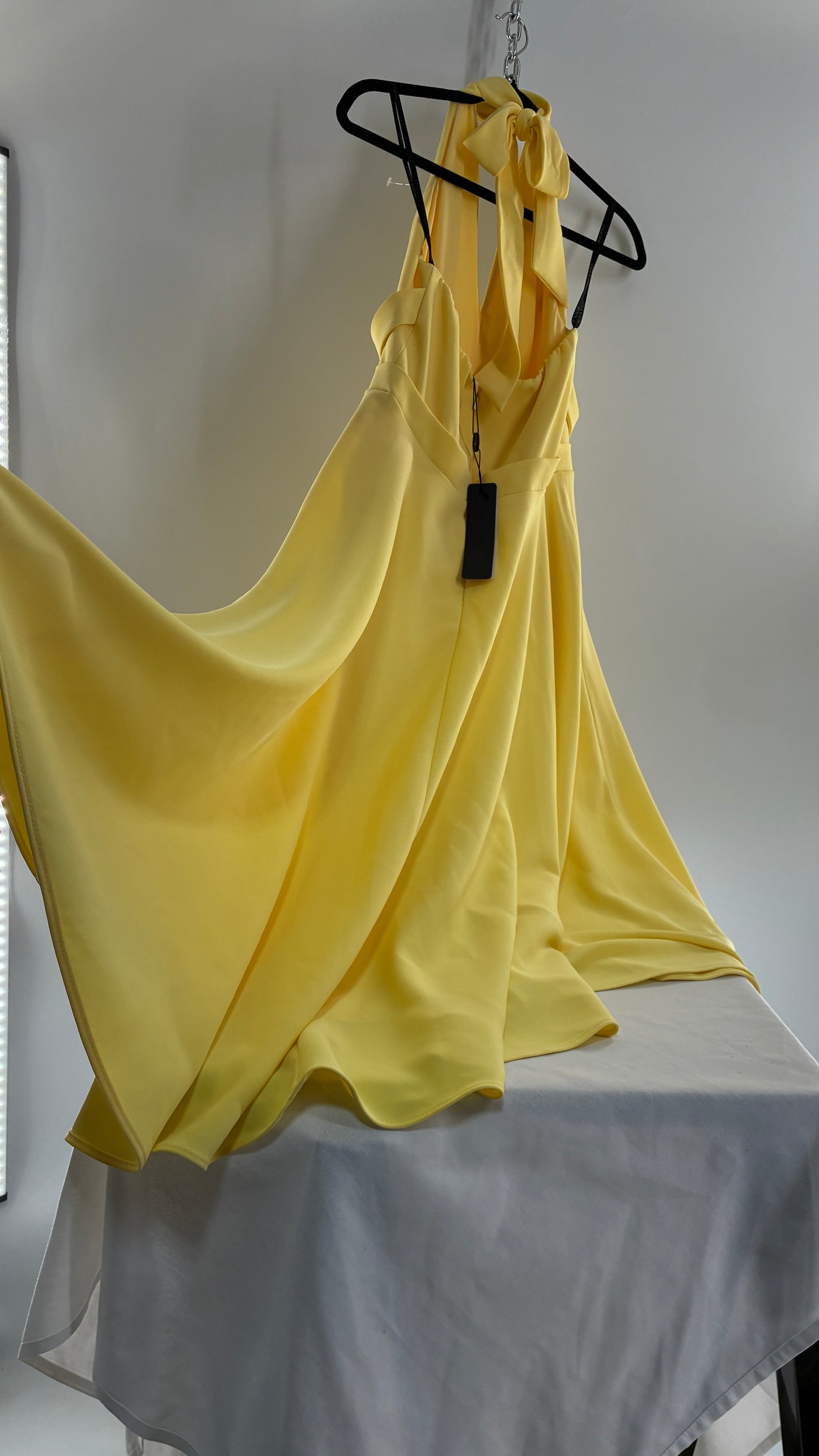 BLACK HALO Yellow High Neck Open Back 1950s Style Circle Skirt Dress with Tags Attached (8,10)