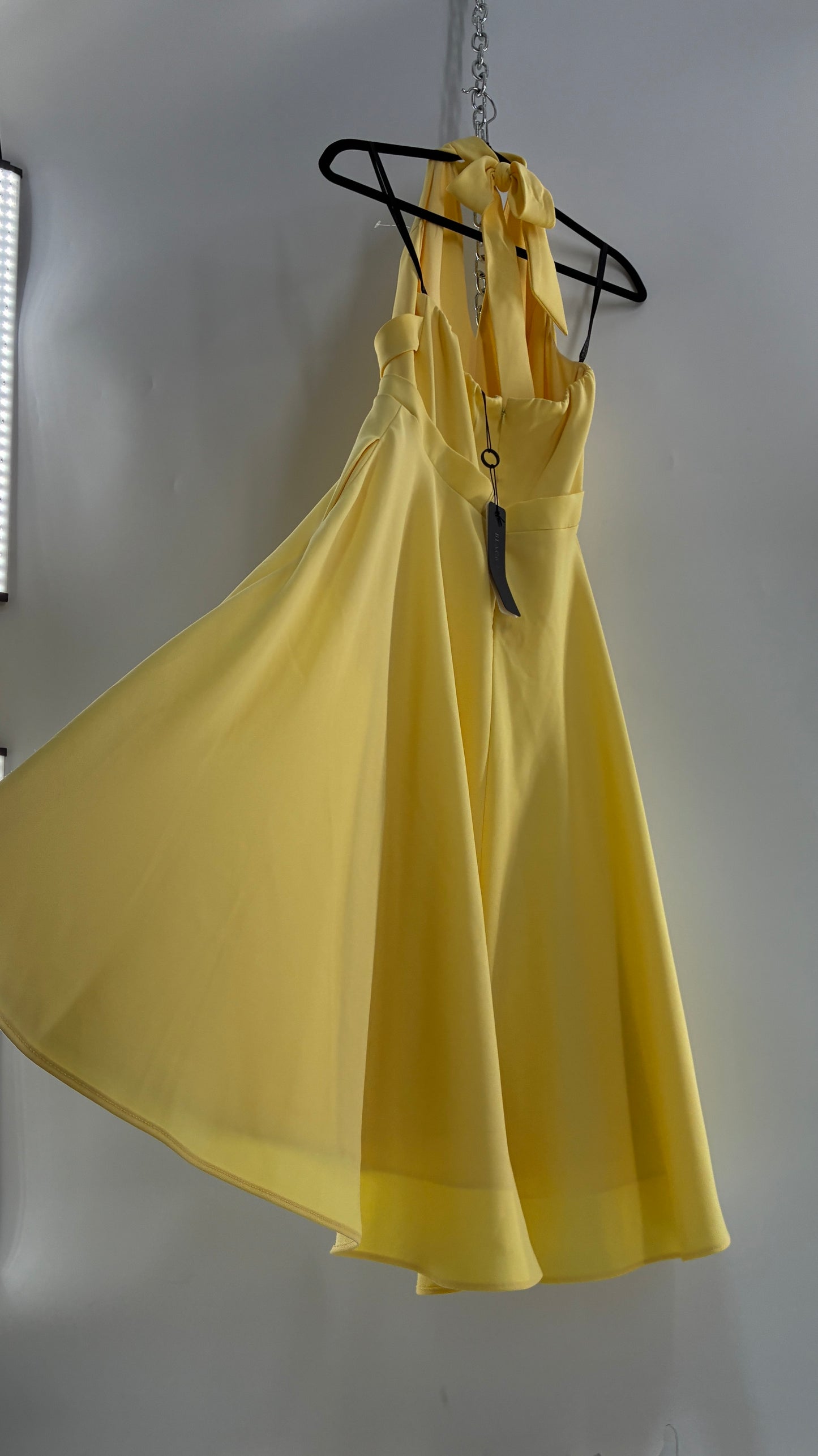 BLACK HALO Yellow High Neck Open Back 1950s Style Circle Skirt Dress with Tags Attached (8,10)
