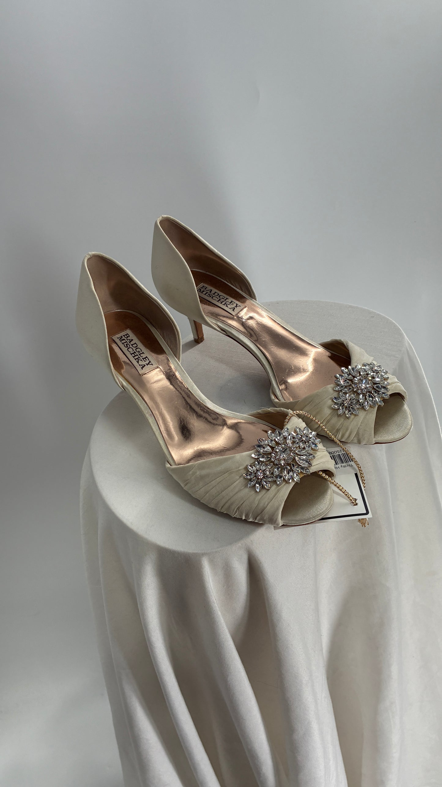 Badgley Mischka Ivory Satin Peep Toe Kitten Heel with Crystal Broche (8)