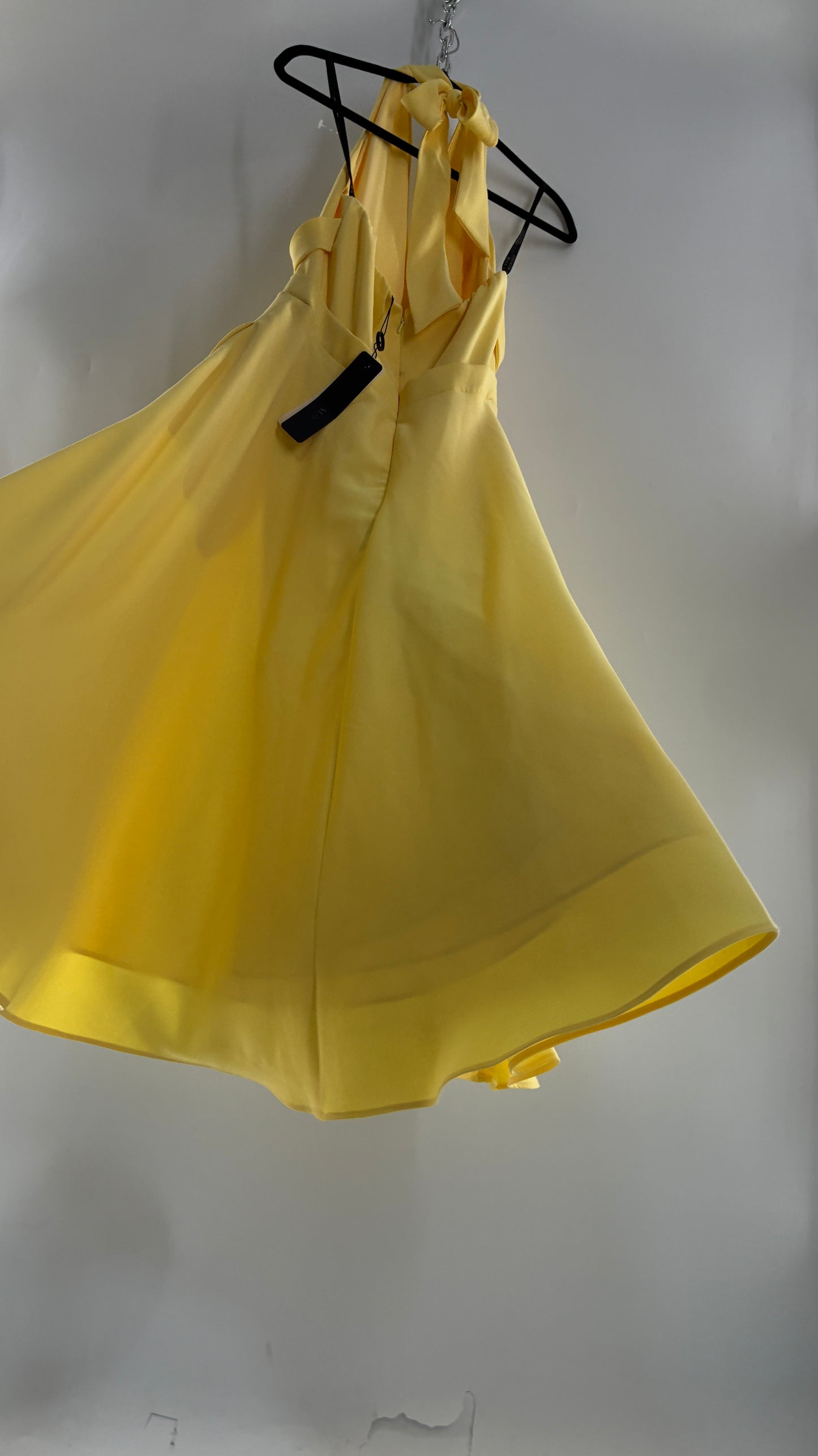 BLACK HALO Yellow High Neck Open Back 1950s Style Circle Skirt Dress with Tags Attached (8,10)