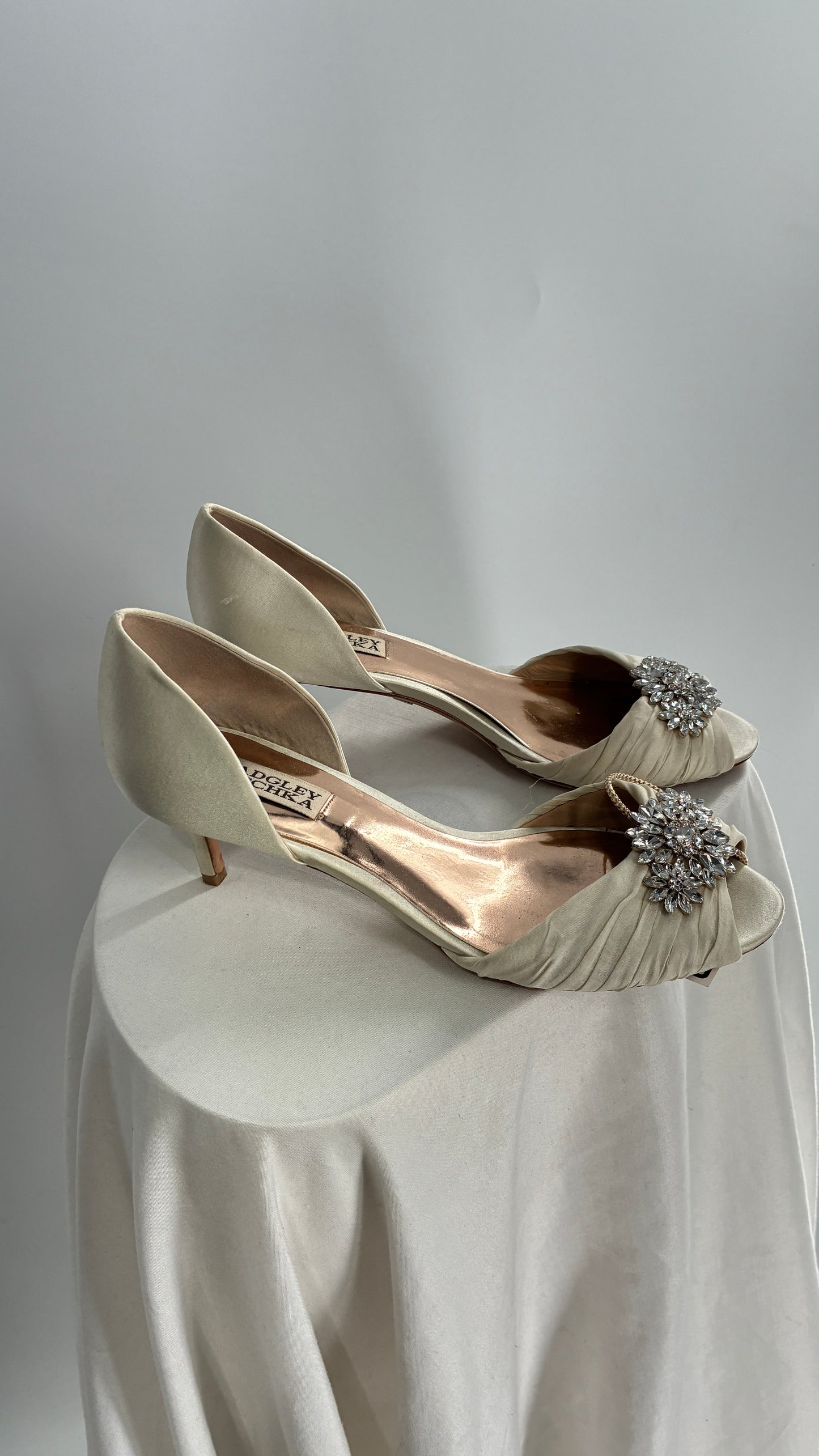 Badgley Mischka Ivory Satin Peep Toe Kitten Heel with Crystal Broche (8)