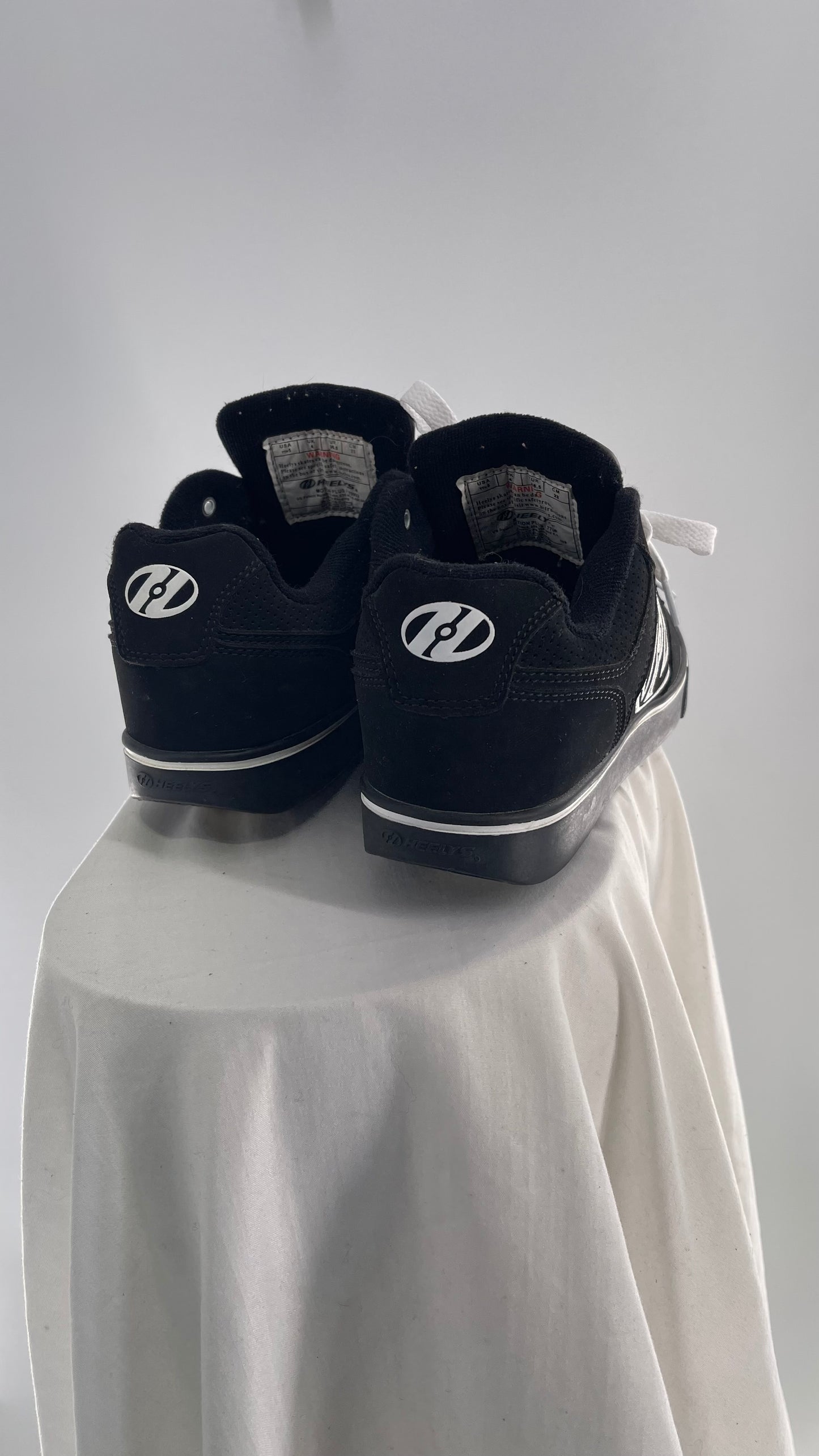 Vintage Heely’s Black and White Sneaker (Y5)