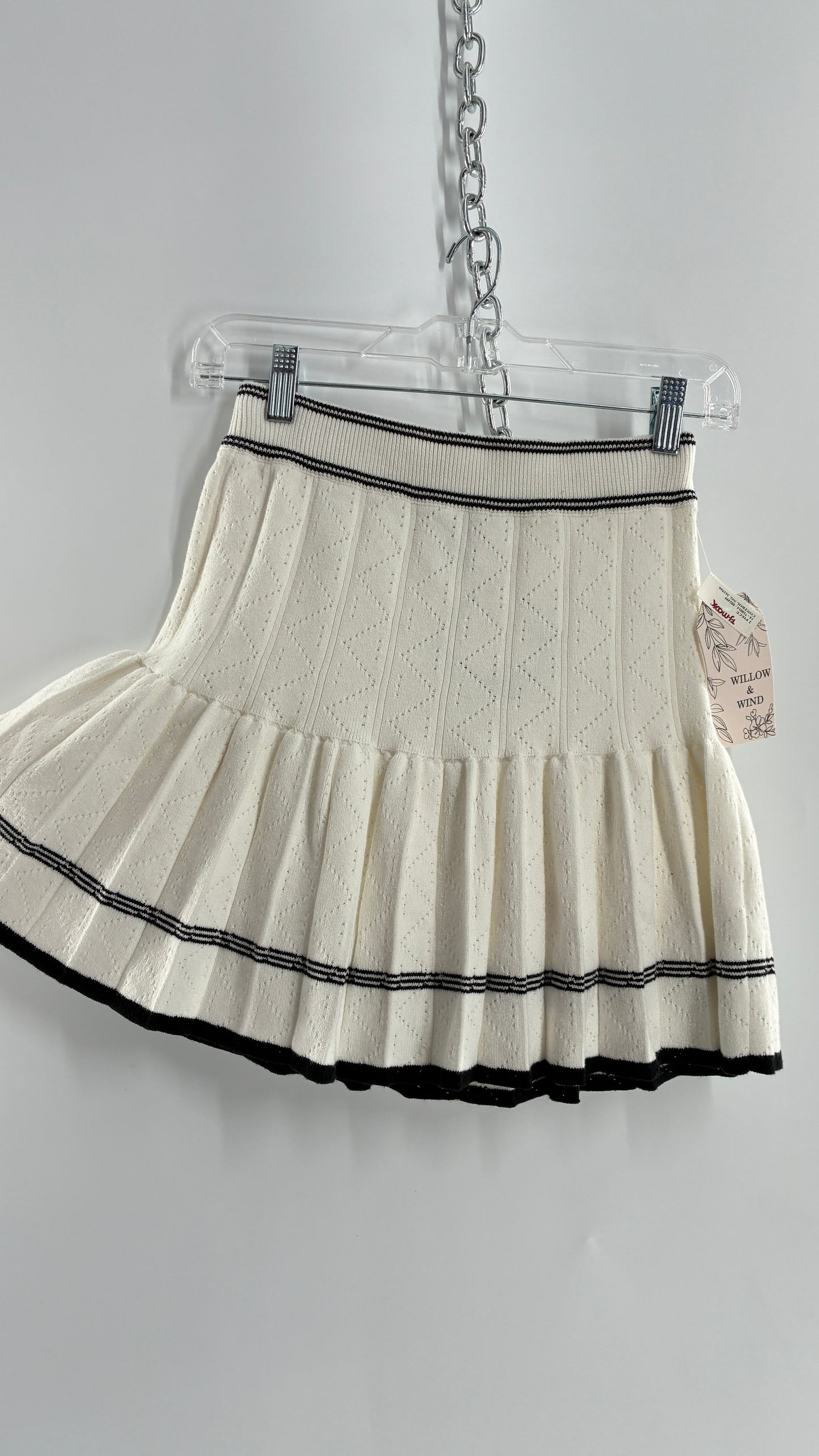 Willow & Wind Knit Pleated Mini Skirt with Tags Attached (Small)
