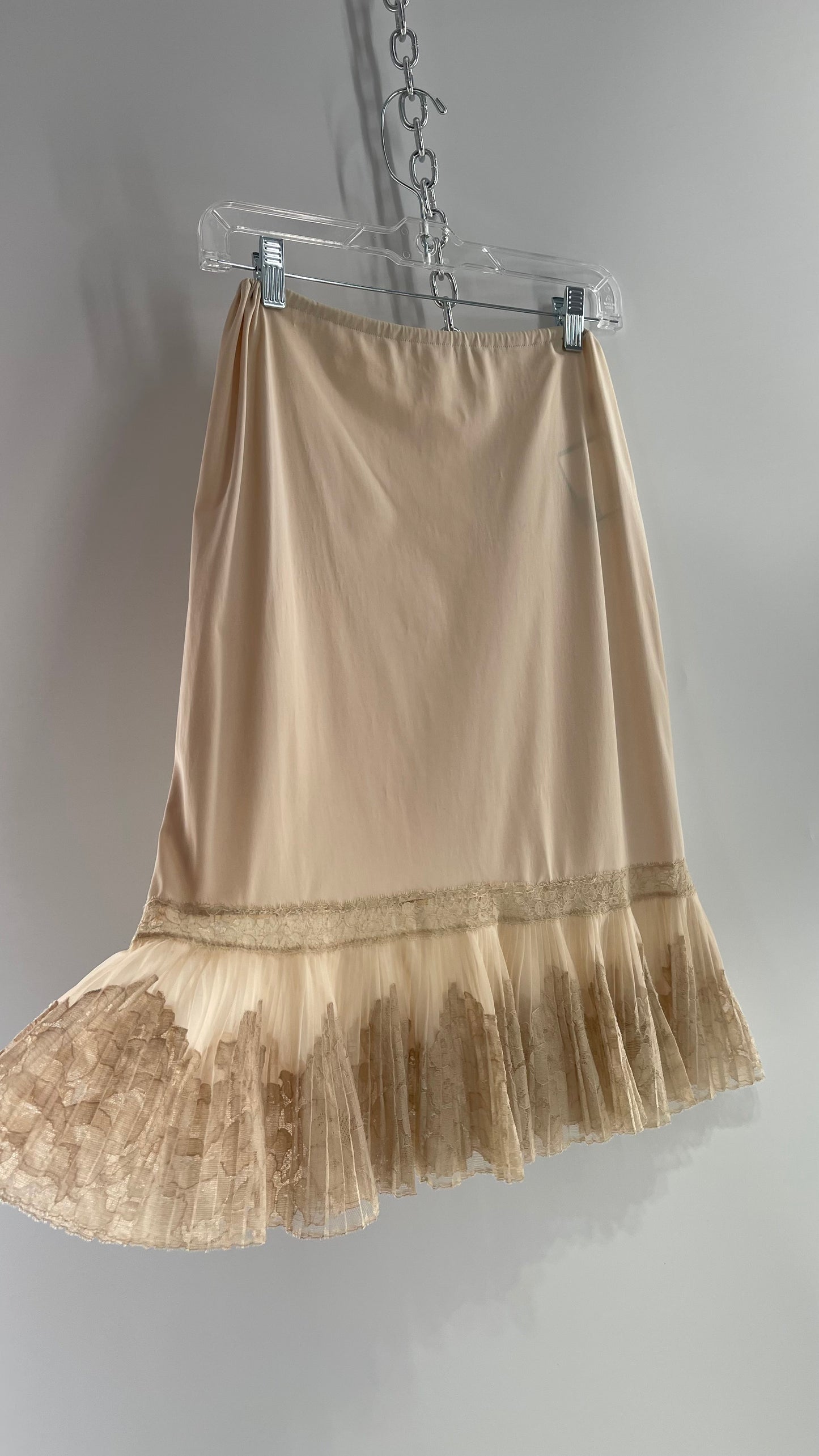 Vintage 1960s Beige Mídi Petty Skirt with Pleated Lace Hem Detail (Small)